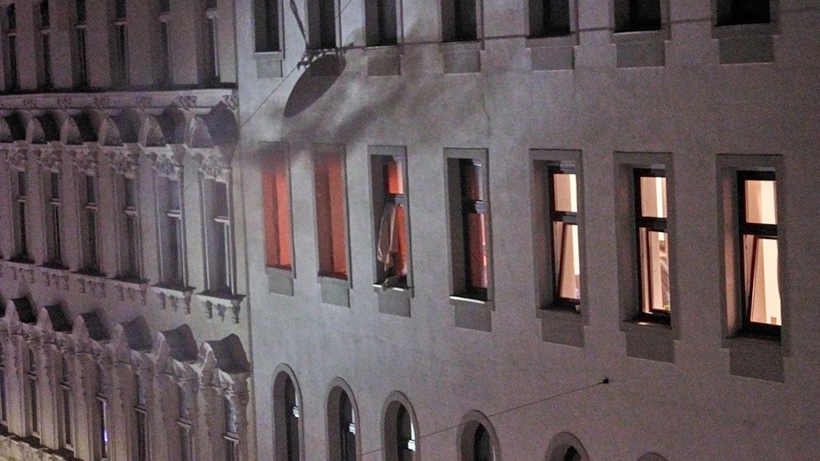 Bei einer Explosion im Zuge eines Polizeieinsatzes in Wien-Ottakring ist am Dienstagabend bzw. in der Nacht auf Mittwoch der Mann, dem der Einsatz gegolten hatte, ums Leben gekommen. "Heute" hat die Fotos.