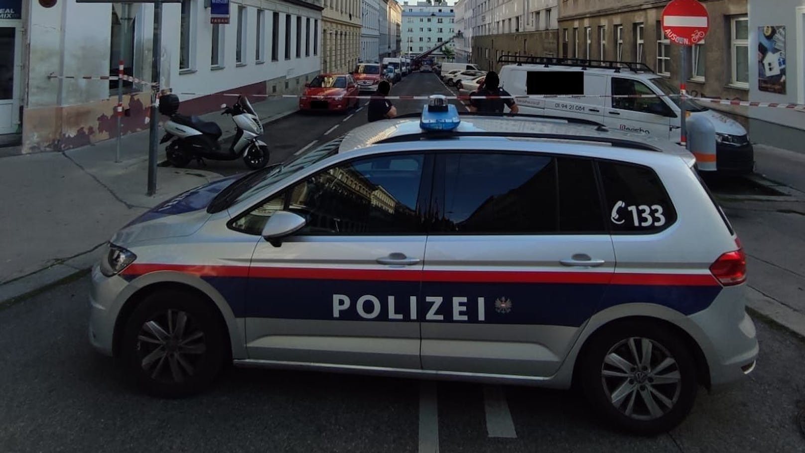 In Ottakring kam es am Dienstagabend zu einem Großeinsatz der Polizei. Ein Mann verschanzte sich in einer Wohnung. Als die Cobra die Wohnung stürmte, kam es zu einer Explosion – auch Schüsse sollen gefallen sein. Der Mann wurde dabei tödlich verletzt. Die Identität des Mannes ist bisher noch nicht geklärt. Auch am Tag nach dem Einsatz laufen die Ermittlungen der Polizei auf Hochtouren.