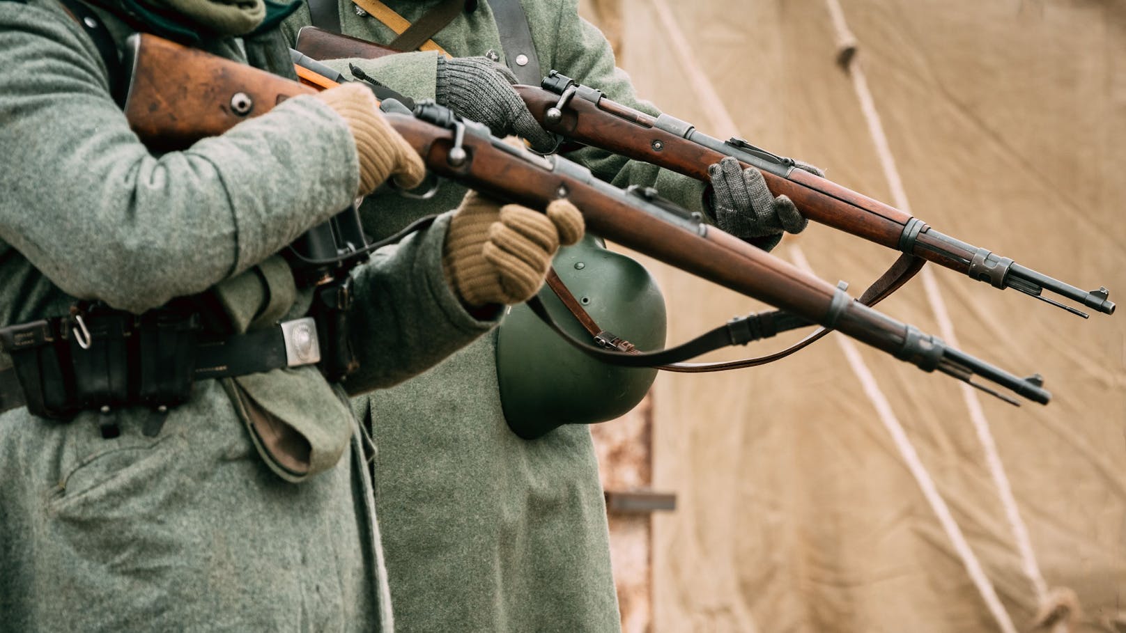 Mann mit Gewehr auf der Straße – WEGA-Einsatz