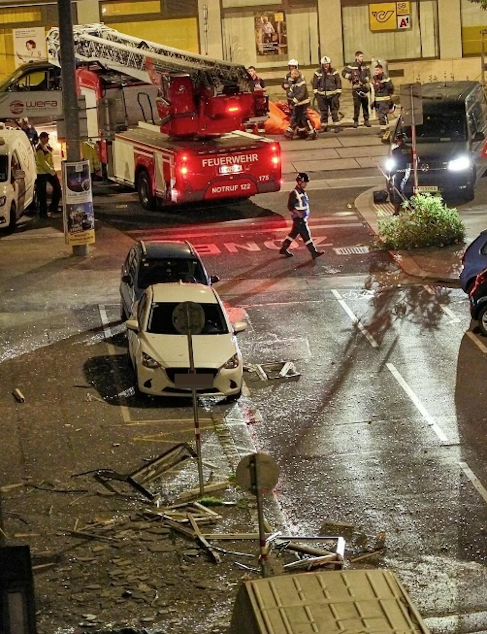 Bei einer Explosion im Zuge eines Polizeieinsatzes in Wien-Ottakring ist am Dienstagabend bzw. in der Nacht auf Mittwoch der Mann, dem der Einsatz gegolten hatte, ums Leben gekommen. "Heute" hat die Fotos.