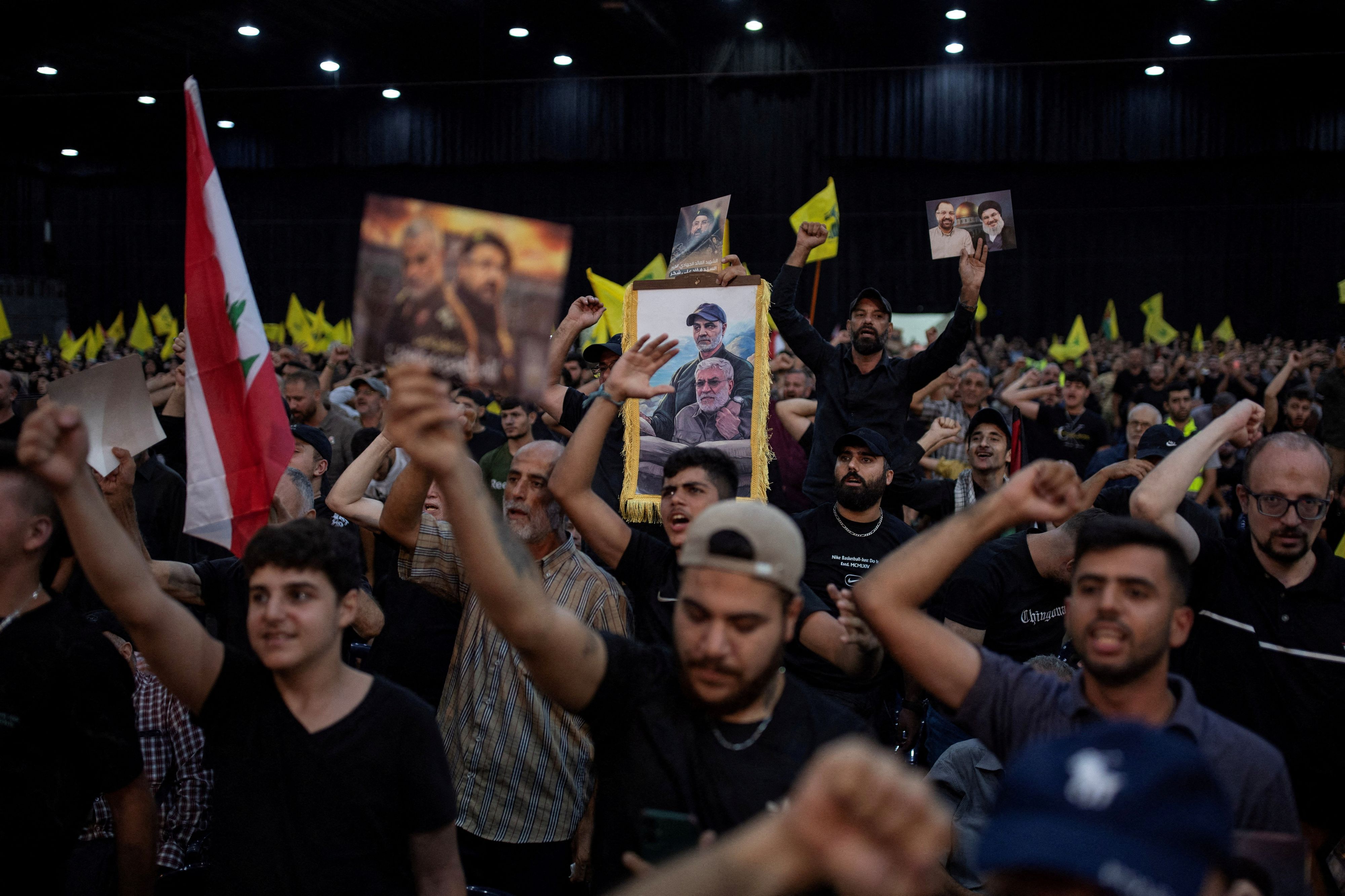 Anhänger rufen Parolen vor der Rede des Hisbollah-Führers Sayyed Hassan Nasrallah während einer Gedenkveranstaltung anlässlich der ersten Woche seit der Ermordung des Oberbefehlshabers Fuad Shukr in den südlichen Vororten von Beirut.