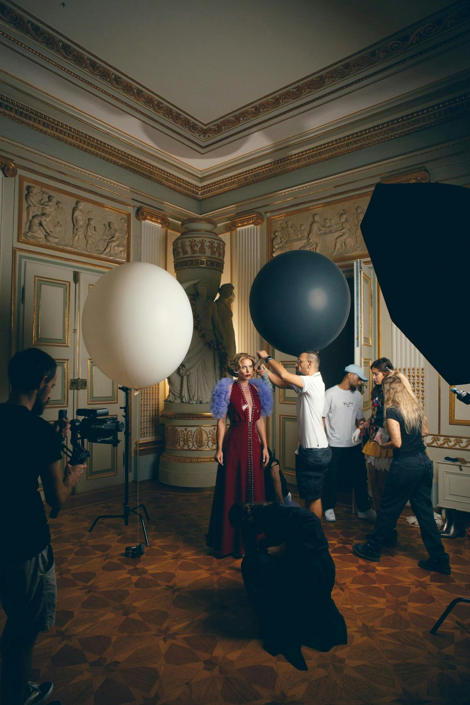 Im Palais Esterházy:  Kiera Chaplin stand vor der Kamera von Star-Fotograf Mato Johannik.