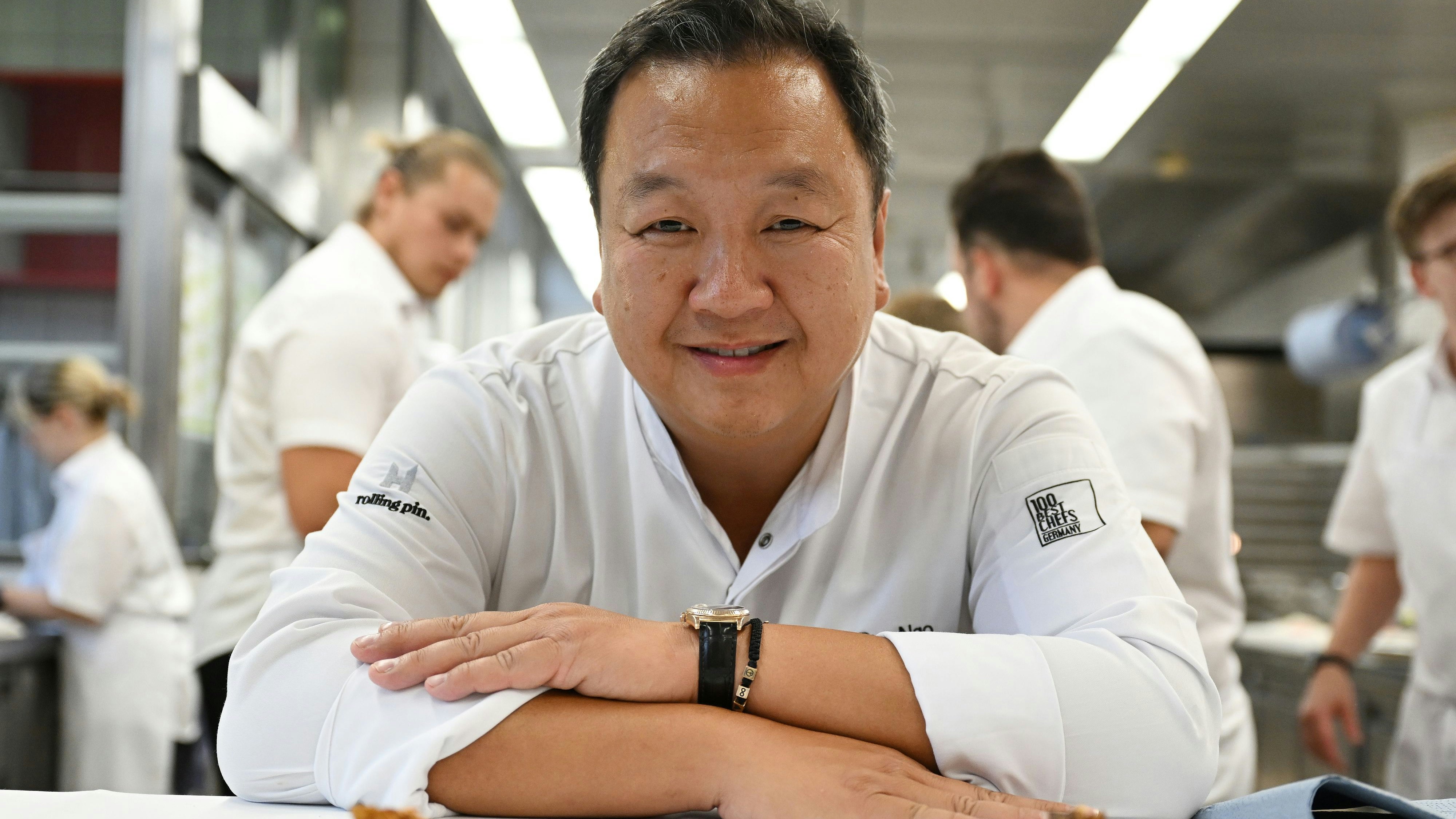 Download von www.picturedesk.com am 07.08.2024 (13:25).  22 June 2023, Bavaria, Rottach-Egern: Top chef The Duc Ngo is in the kitchen of the gourmet restaurant "Le Duc Tegernsee". After the separation from star chef Jürgens, the restaurant of the "Seehotel Überfahrt" starts anew as "Le Duc Tegernsee". Photo: Angelika Warmuth/dpa - 20230622_PD12223 - Rechteinfo: Rights Managed (RM)