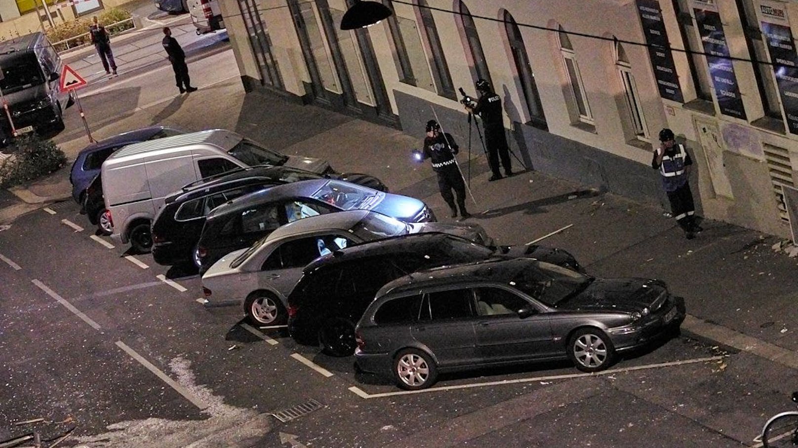 Bei einer Explosion im Zuge eines Polizeieinsatzes in Wien-Ottakring ist am Dienstagabend bzw. in der Nacht auf Mittwoch der Mann, dem der Einsatz gegolten hatte, ums Leben gekommen. "Heute" hat die Fotos.