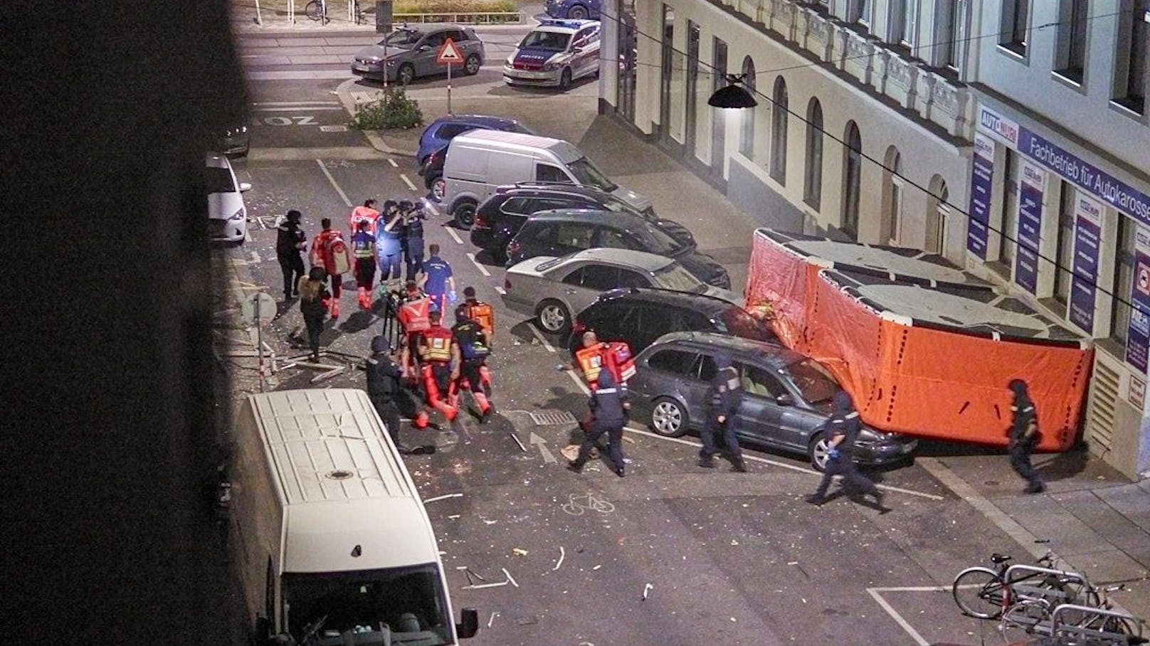 Bei einer Explosion im Zuge eines Polizeieinsatzes in Wien-Ottakring ist am Dienstagabend bzw. in der Nacht auf Mittwoch der Mann, dem der Einsatz gegolten hatte, ums Leben gekommen. "Heute" hat die Fotos.