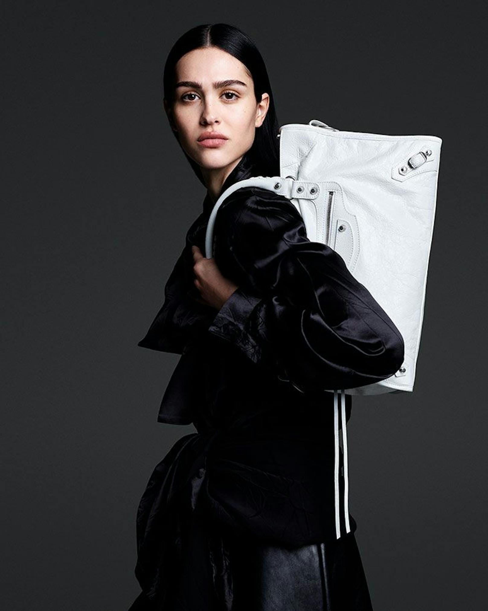 Die neue "Le City"-Bag von Balenciaga wird von dem jungen Supermodel Amelia Gray in der Kampagne beworben.