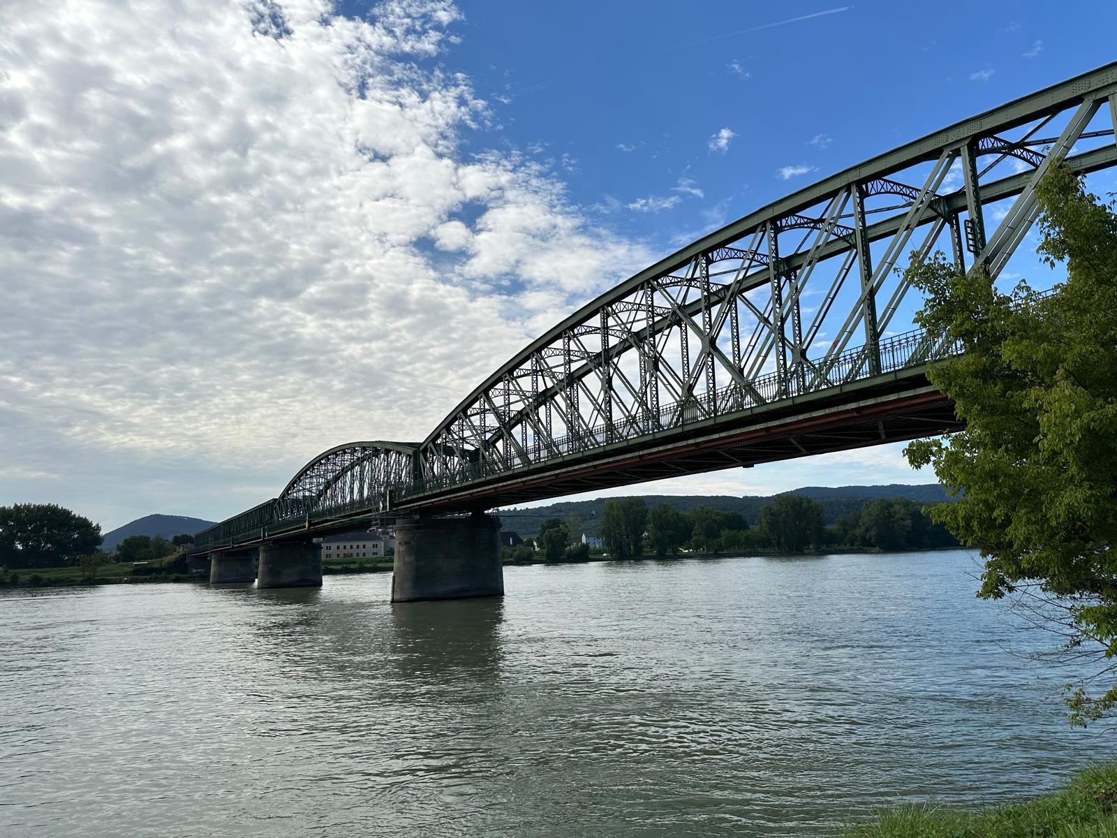Die historische Brücke zwischen Mautern und Krems