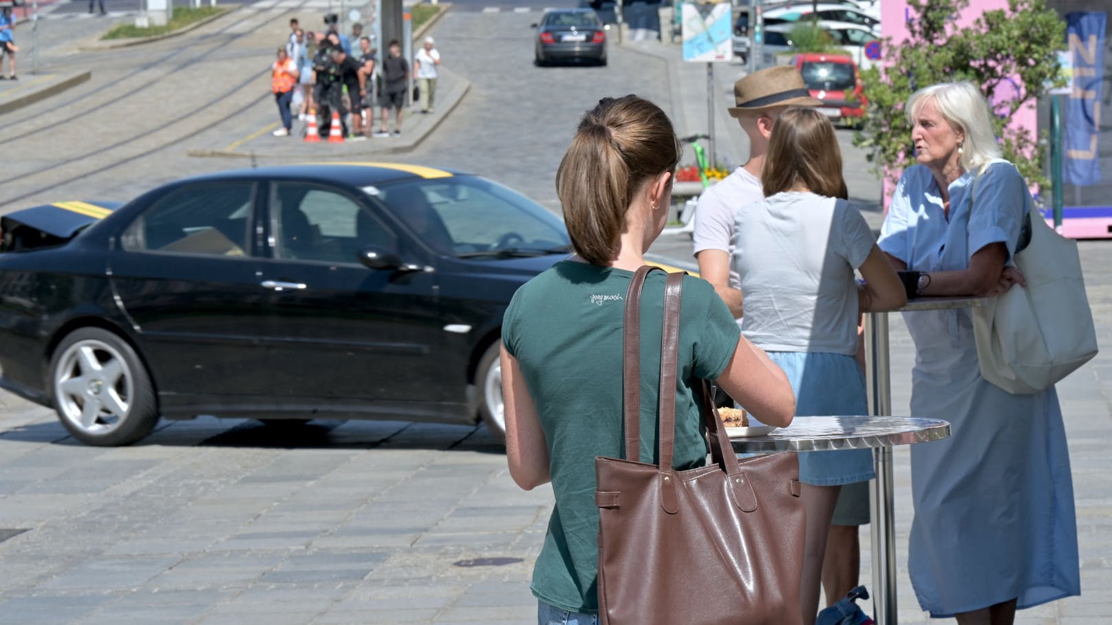 Darin wird laut Regisseurin Claudia Jüptner-Jonstorff ein neuer Charakter eingeführt, der mit dem Auto ankommt.