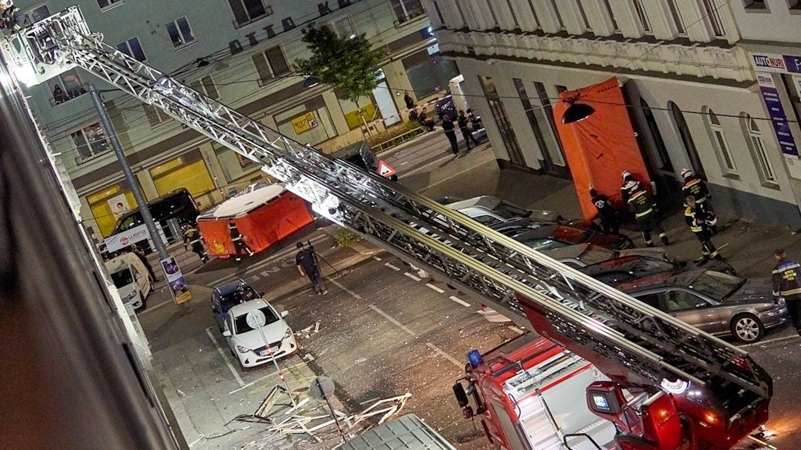 Bei einer Explosion im Zuge eines Polizeieinsatzes in Wien-Ottakring ist am Dienstagabend bzw. in der Nacht auf Mittwoch der Mann, dem der Einsatz gegolten hatte, ums Leben gekommen. "Heute" hat die Fotos.