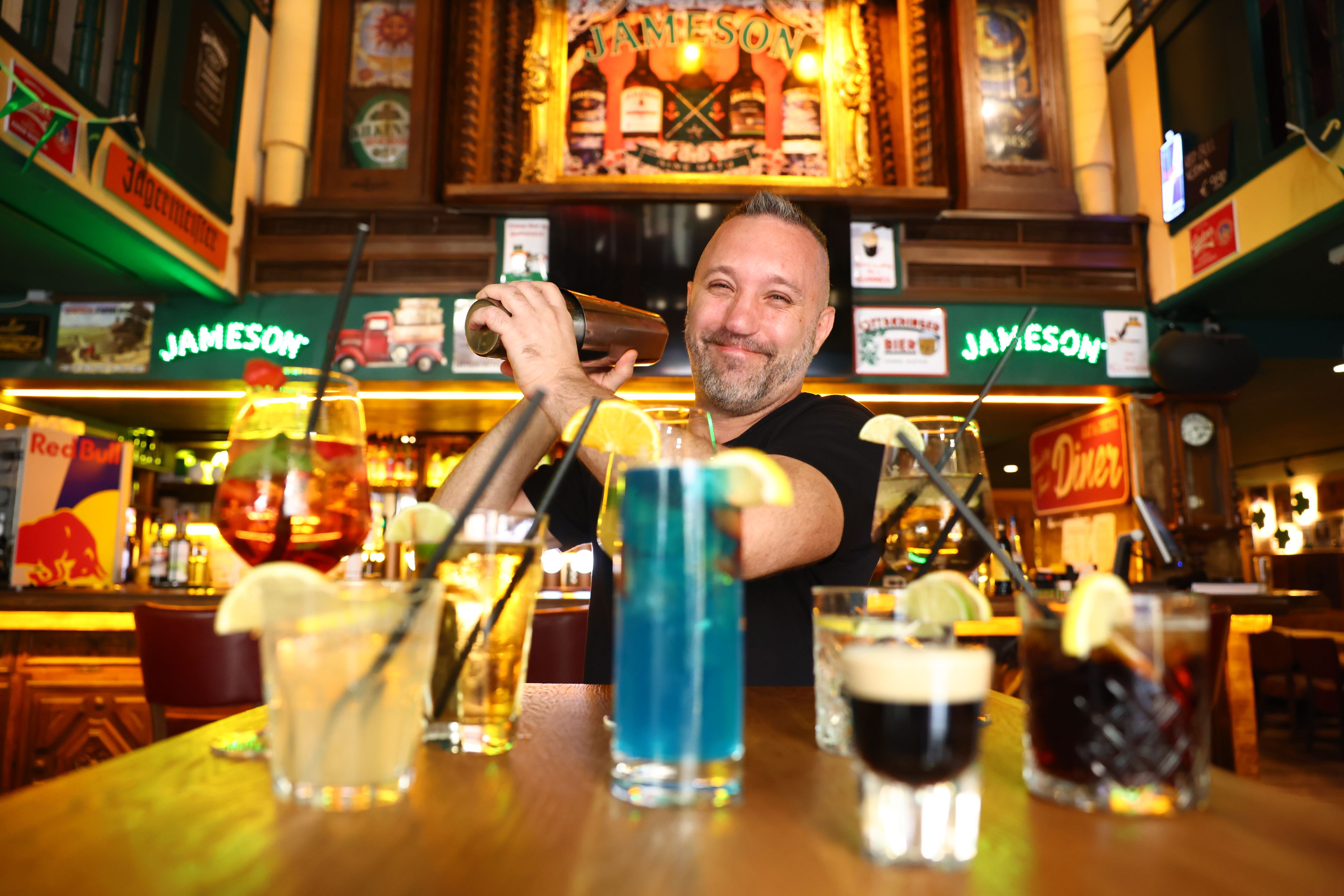 Mike (45) ist der Kopf hinter den Cocktails: Er mixt die besonderen Swift-Ära-Drinks