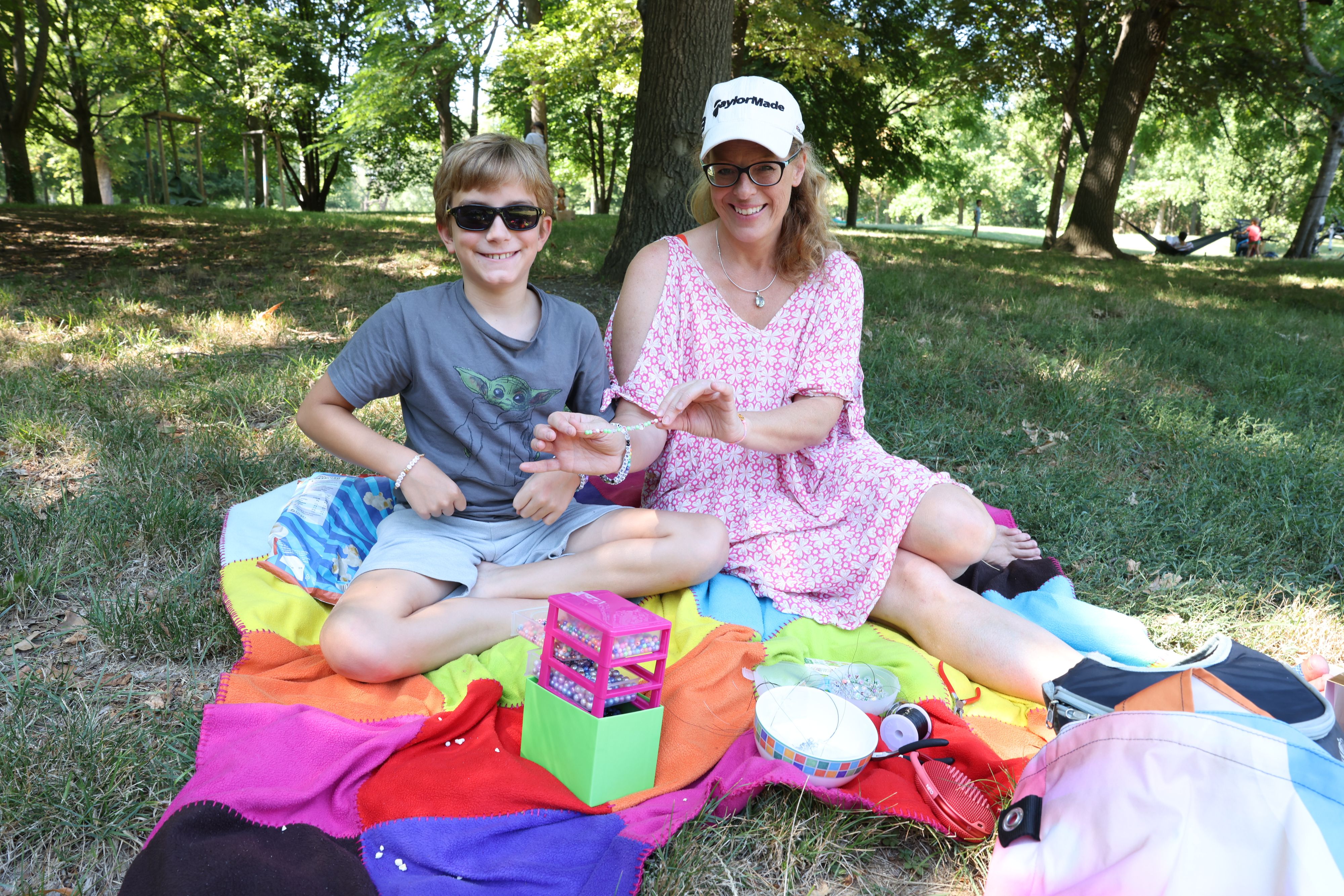 Swifties Denise (R) mit Sohn Troy (L) beim Freundschaftsbänder-Treffen