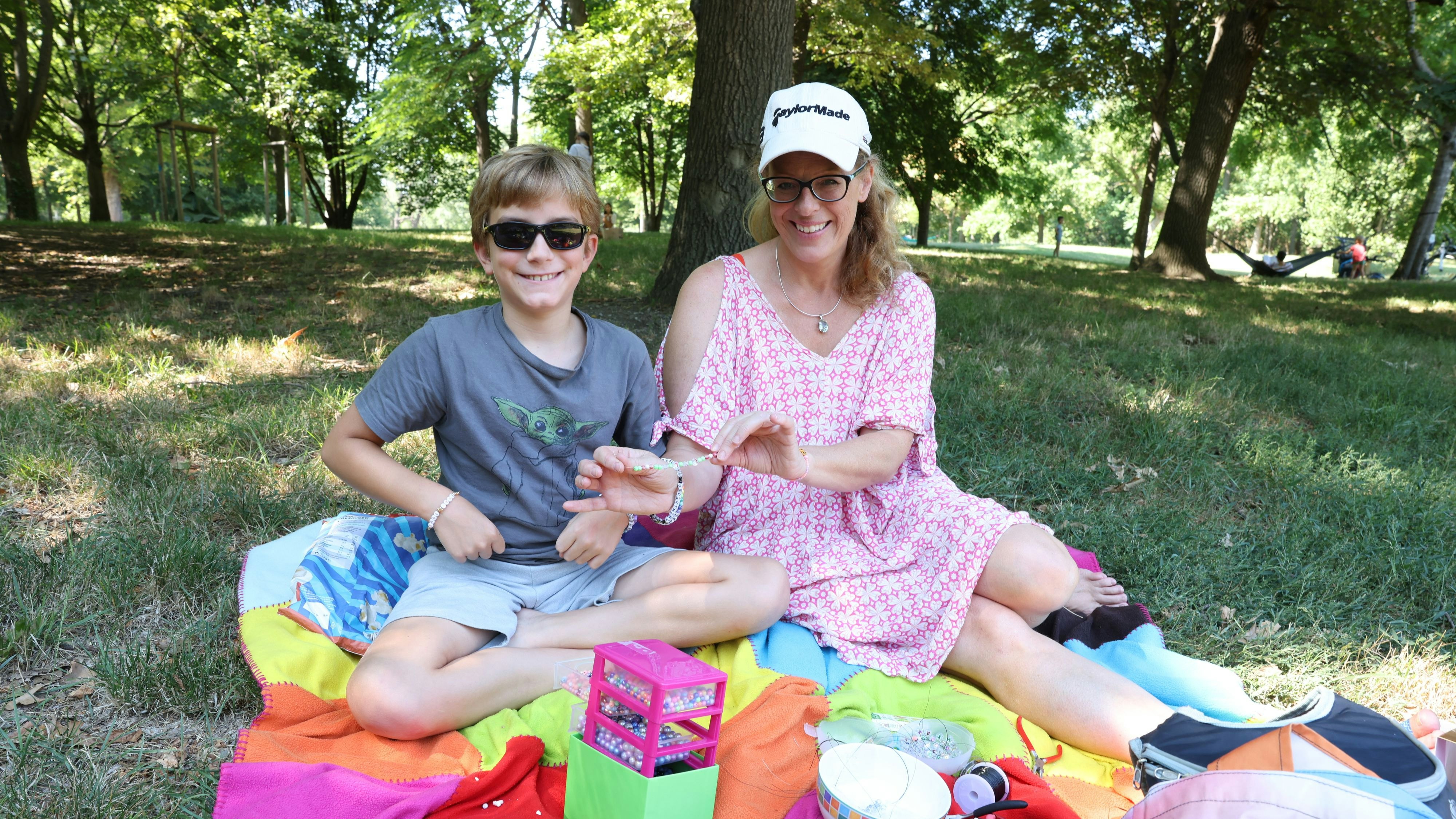 Swifties Denise (R) mit Sohn Troy (L) beim Freundschaftsbänder-Treffen