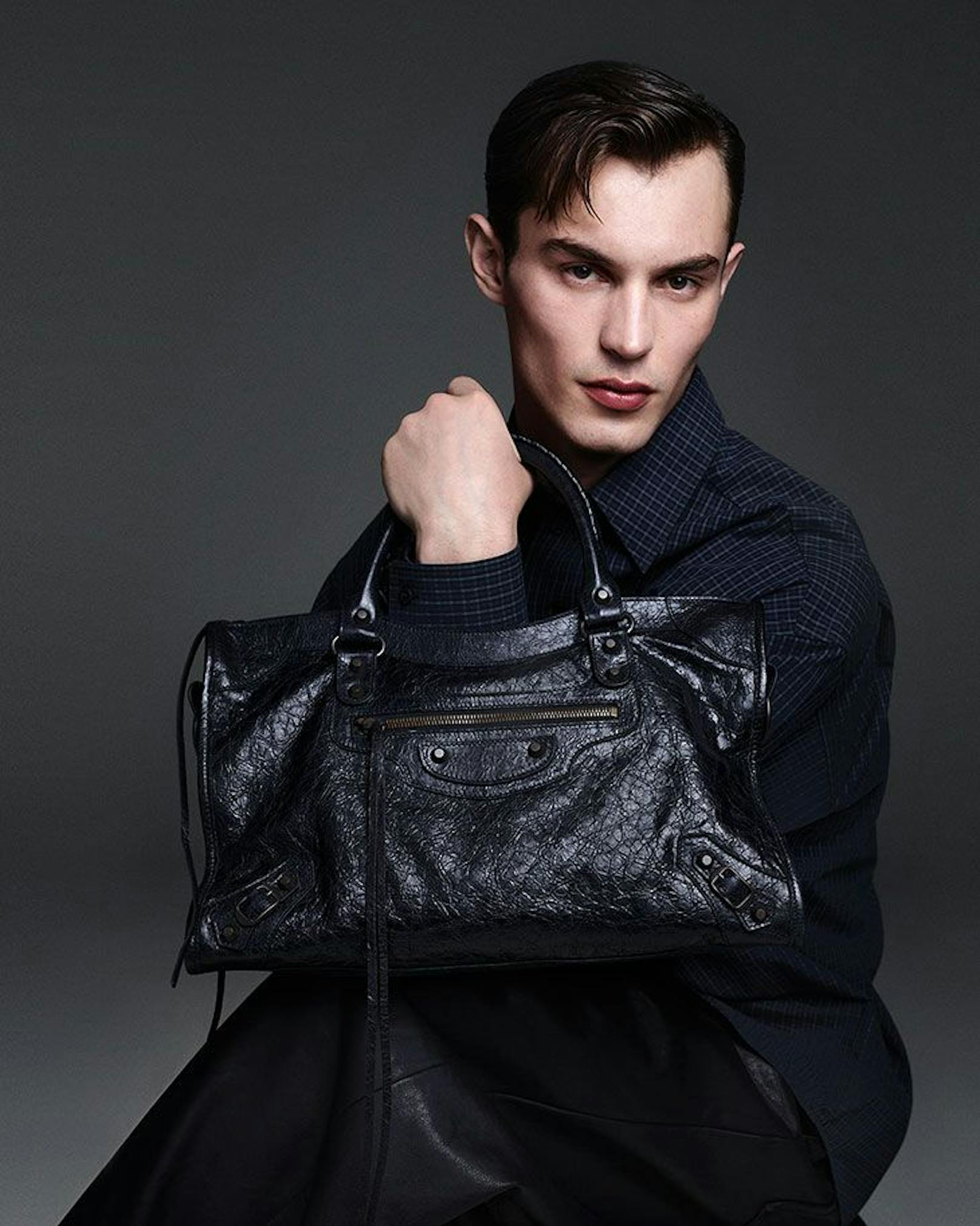 Die neue "Le City"-Bag von Balenciaga soll das Revivel des ehemaligen Bestsellers bewerkstelligen. Einziges Männermodel in der Kampagne: Das aktuelle Supermodel Kit Butler.