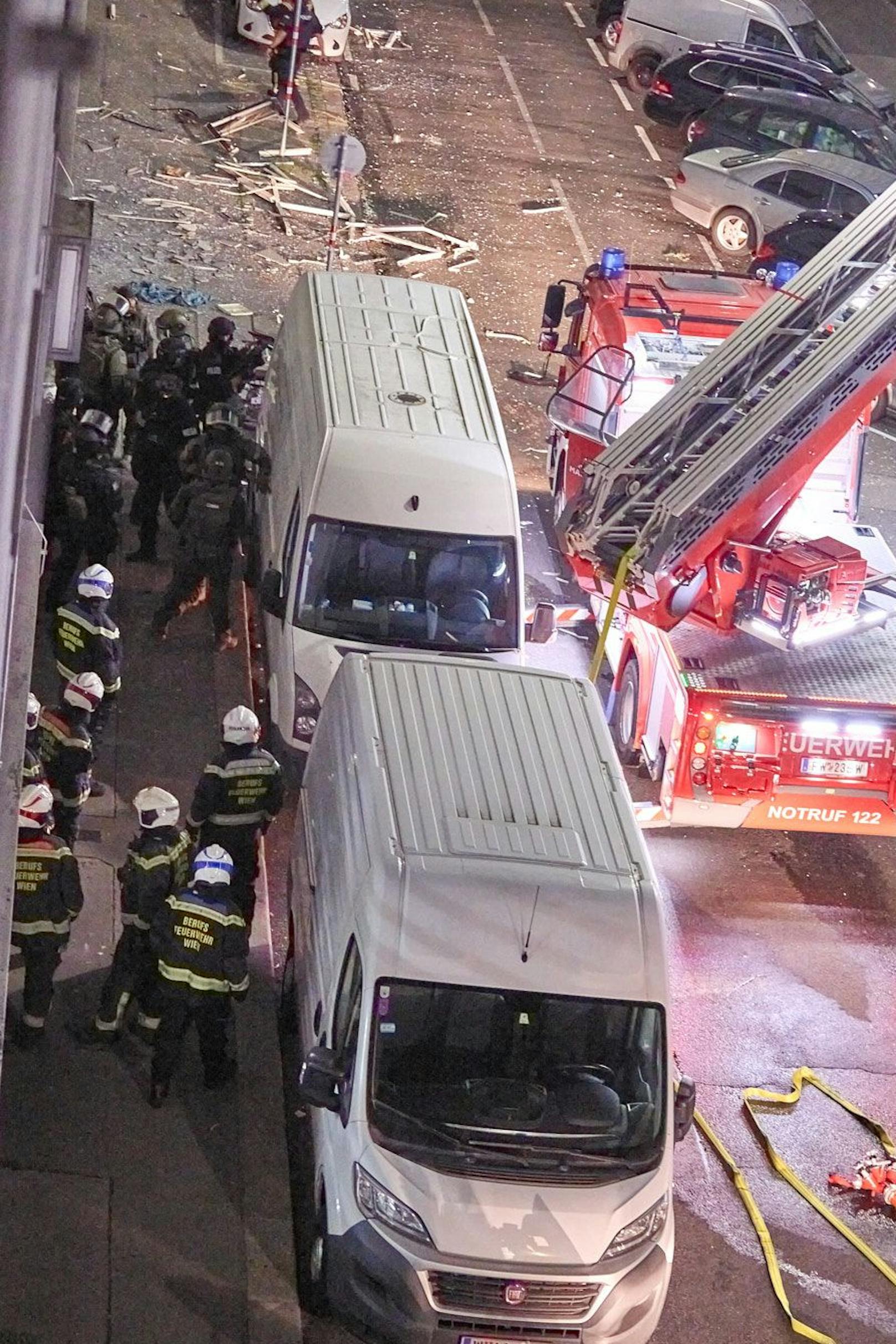 Bei einer Explosion im Zuge eines Polizeieinsatzes in Wien-Ottakring ist am Dienstagabend bzw. in der Nacht auf Mittwoch der Mann, dem der Einsatz gegolten hatte, ums Leben gekommen. "Heute" hat die Fotos.