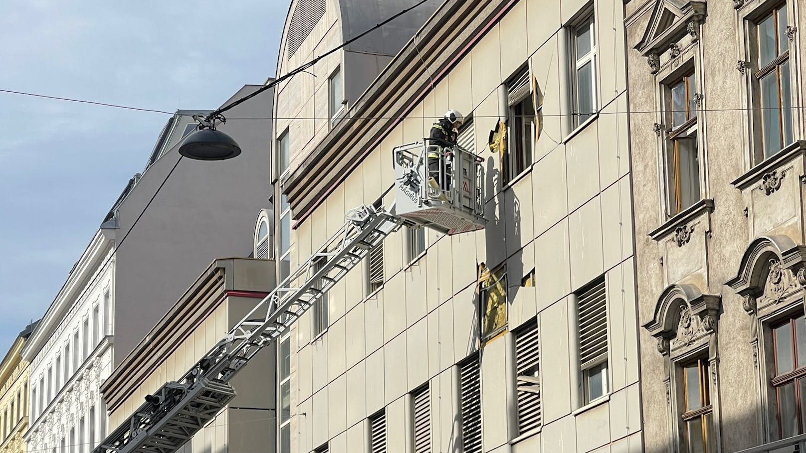 In Ottakring kam es am Dienstagabend zu einem Großeinsatz der Polizei. Ein Mann verschanzte sich in einer Wohnung. Als die Cobra die Wohnung stürmte, kam es zu einer Explosion – auch Schüsse sollen gefallen sein. Der Mann wurde dabei tödlich verletzt. Die Identität des Mannes ist bisher noch nicht geklärt. Auch am Tag nach dem Einsatz laufen die Ermittlungen der Polizei auf Hochtouren.