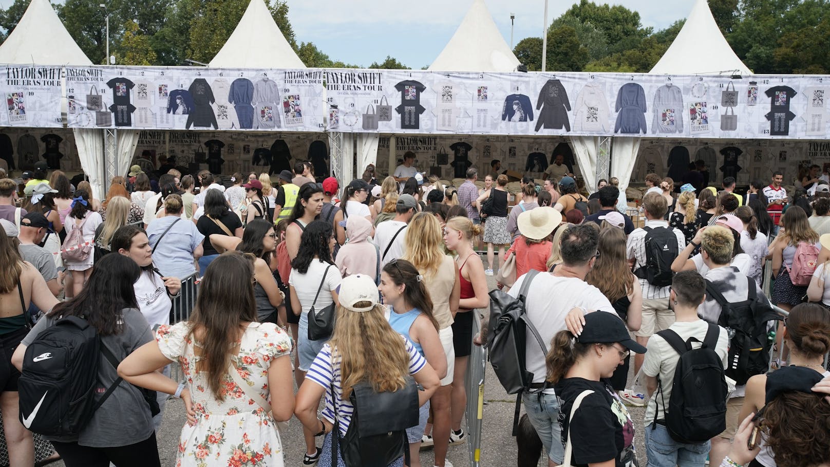 Unmengen an Swifties wollen schon einen Tag vor dem ersten Konzert Merch von Taylor Swift ergattern.