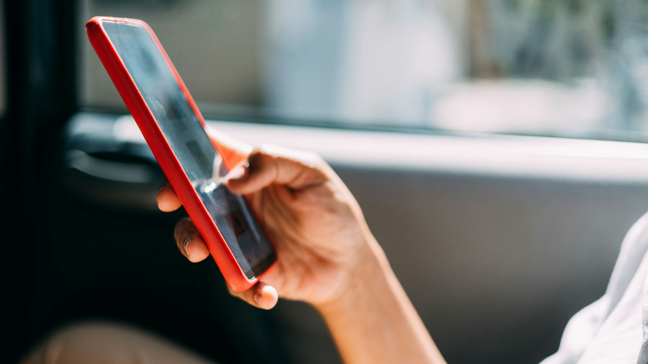 Dein Handgelenk so zu beugen, solltest du laut der Expertin vermeiden.