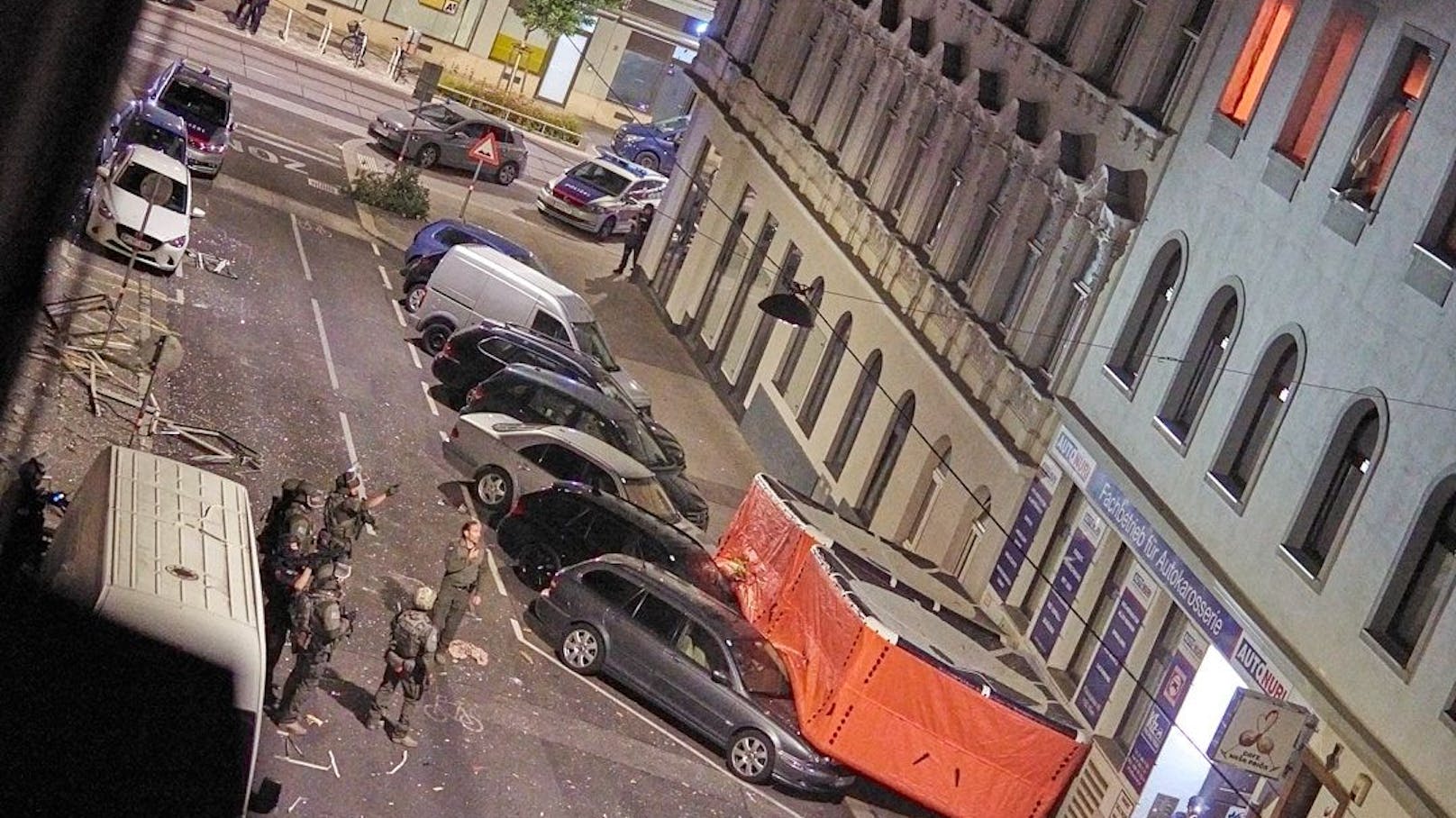 Bei einer Explosion im Zuge eines Polizeieinsatzes in Wien-Ottakring ist am Dienstagabend bzw. in der Nacht auf Mittwoch der Mann, dem der Einsatz gegolten hatte, ums Leben gekommen. "Heute" hat die Fotos.