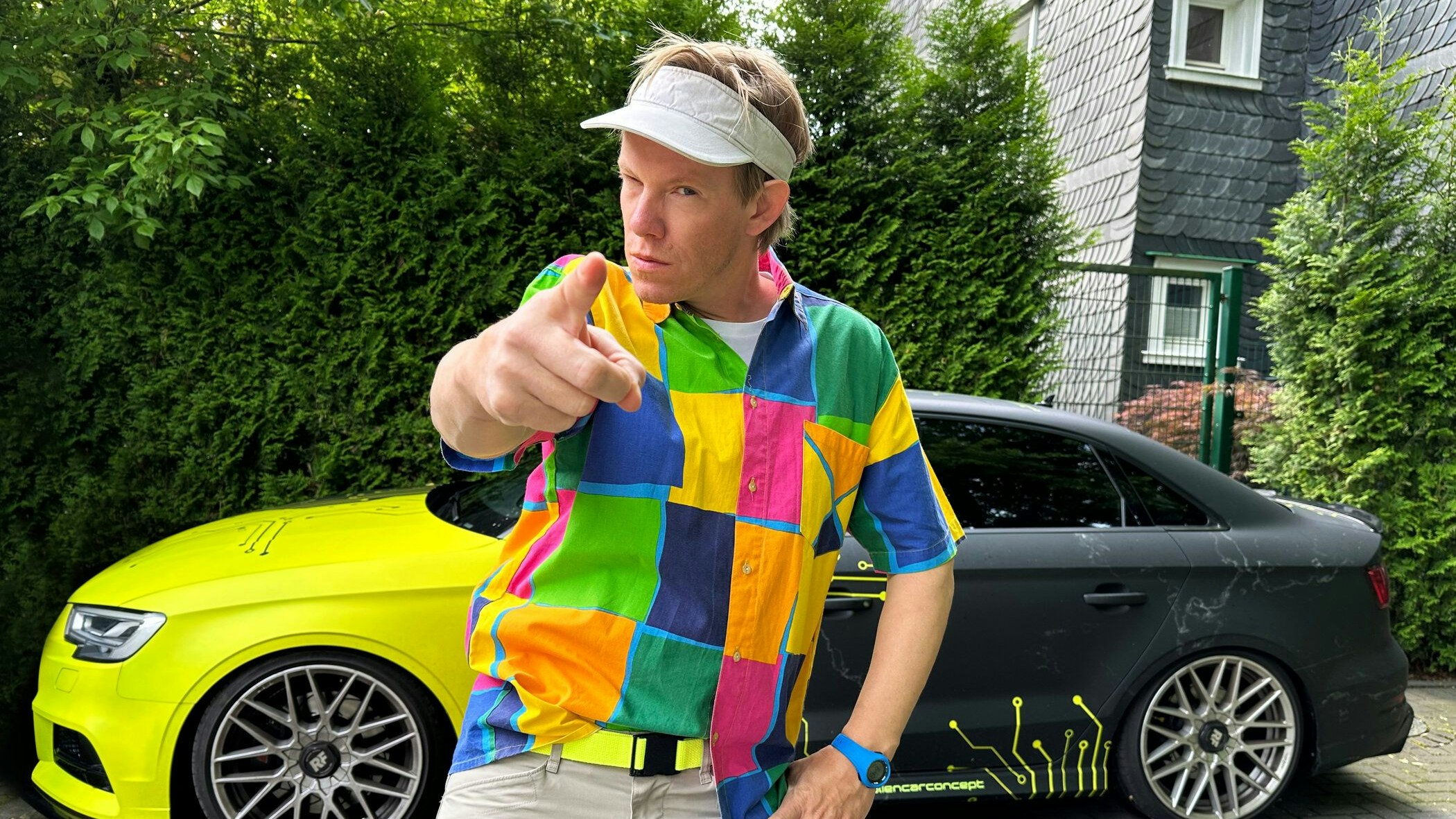 Titel: Comedystreet; Person: Simon Gosejohann; Copyright: Joyn; Fotograf:   Joyn; Bildredakteur: Nadine Vaders; Dateiname: 2968673.jpg; Rechtehinweis: Dieses Bild darf bis eine Woche nach Ausstrahlung honorarfrei fuer redaktionelle Zwecke und nur im Rahmen der Programmankuendigung verwendet werden. Spaetere Veroeffentlichungen sind nur nach Ruecksprache und ausdruecklicher Genehmigung der Seven.One Entertainment Group GmbH moeglich. Nicht fuer EPG! Verwendung nur mit vollstaendigem Copyrightvermerk. Das Foto darf nicht veraendert, bearbeitet und nur im Ganzen verwendet werden. Es darf nicht archiviert werden. Es darf nicht an Dritte weitergeleitet werden. Aneinanderreihung/Zusammenlegung/Kopplung von Bildern zum Zweck der Erstellung von Slide-Shows o.ä. nicht gestattet; Verbindung/Einfügen/Anfügen von Werbung nicht gestattet.  Bei Fragen: foto@seven.one Voraussetzung fuer die Verwendung dieser Programmdaten ist die Zustimmung zu den Allgemeinen Geschaeftsbedingungen der Presselounges der Sender der Seven.One Entertainment Group GmbH. 