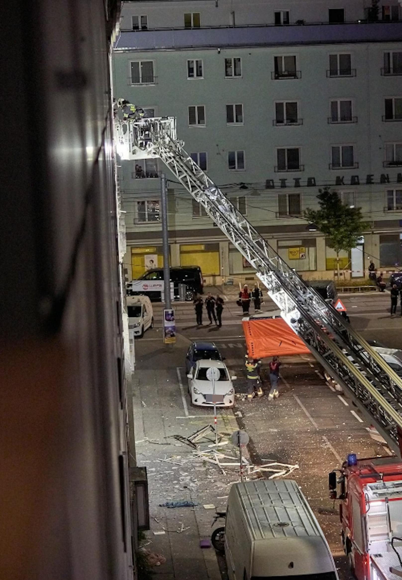 Bei einer Explosion im Zuge eines Polizeieinsatzes in Wien-Ottakring ist am Dienstagabend bzw. in der Nacht auf Mittwoch der Mann, dem der Einsatz gegolten hatte, ums Leben gekommen. "Heute" hat die Fotos.