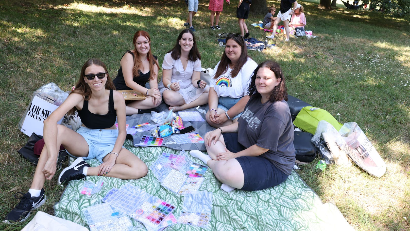 Von links nach rechts: Celina (22), Leonie (19), Lena (21), Karoline (27), Hanna (21)