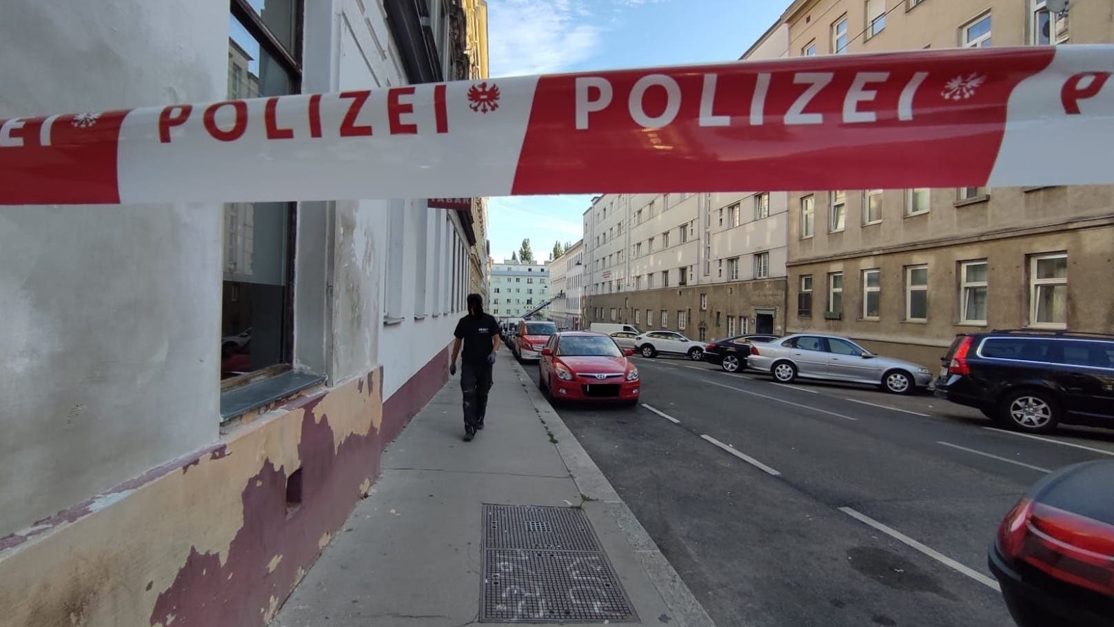 In Ottakring kam es am Dienstagabend zu einem Großeinsatz der Polizei. Ein Mann verschanzte sich in einer Wohnung. Als die Cobra die Wohnung stürmte, kam es zu einer Explosion – auch Schüsse sollen gefallen sein. Der Mann wurde dabei tödlich verletzt.&nbsp;Die Identität des Mannes ist bisher noch nicht geklärt. Auch am Tag nach dem Einsatz laufen die Ermittlungen der Polizei auf Hochtouren.