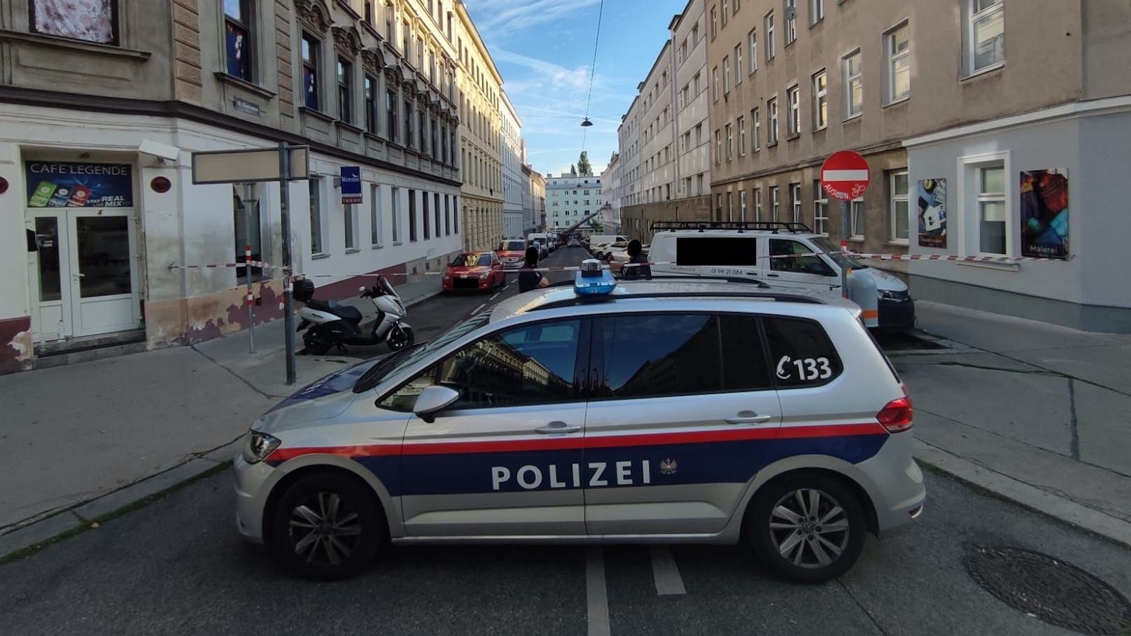 In Ottakring kam es am Dienstagabend zu einem Großeinsatz der Polizei. Ein Mann verschanzte sich in einer Wohnung. Als die Cobra die Wohnung stürmte, kam es zu einer Explosion – auch Schüsse sollen gefallen sein. Der Mann wurde dabei tödlich verletzt. Die Identität des Mannes ist bisher noch nicht geklärt. Auch am Tag nach dem Einsatz laufen die Ermittlungen der Polizei auf Hochtouren.