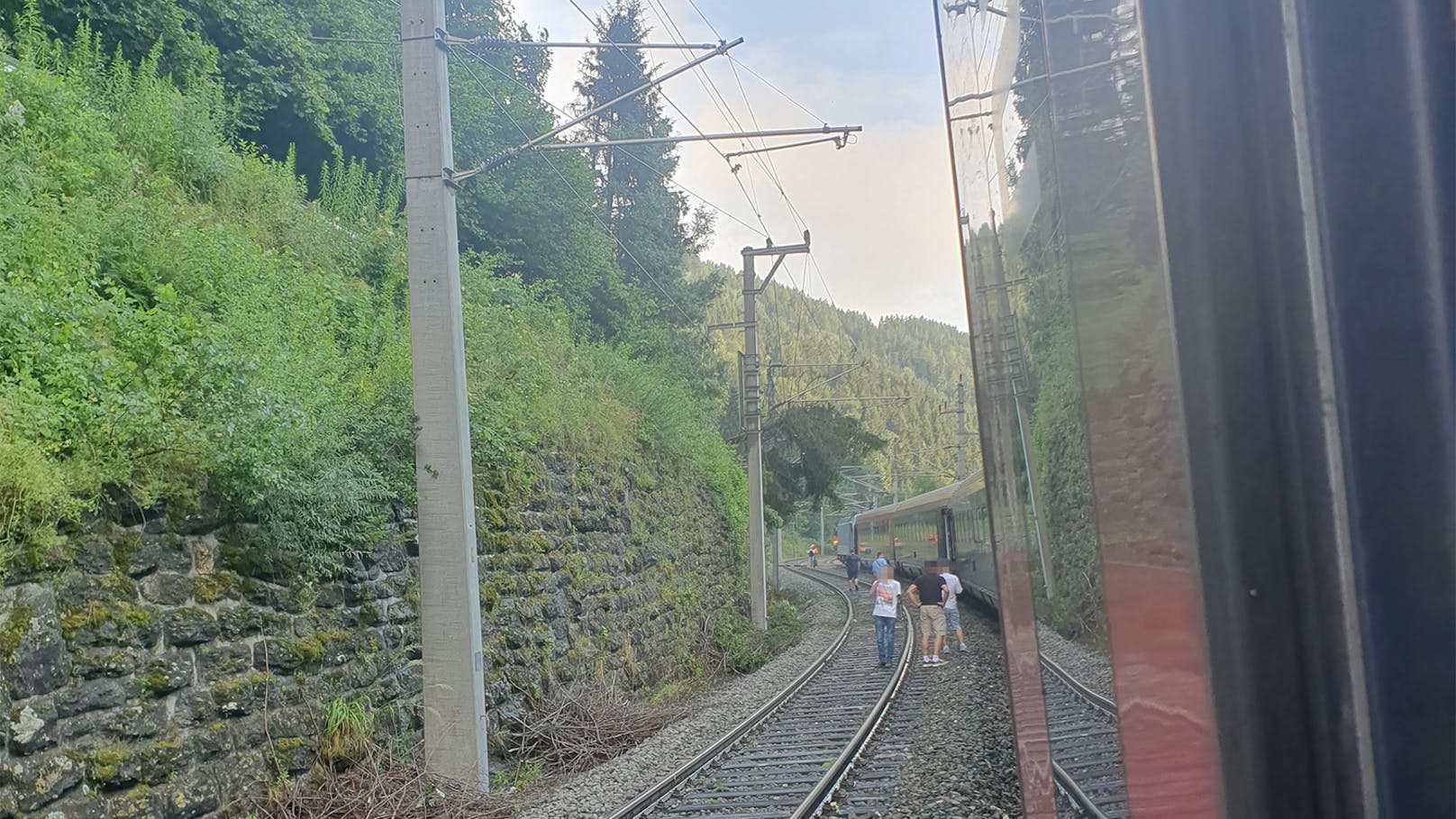 "ÖBB stehlen Lebenszeit!" Klimaticket-Besitzerin tobt