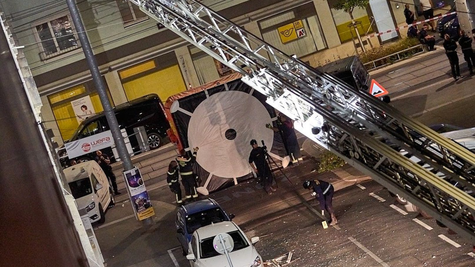 Bei einer Explosion im Zuge eines Polizeieinsatzes in Wien-Ottakring ist am Dienstagabend bzw. in der Nacht auf Mittwoch der Mann, dem der Einsatz gegolten hatte, ums Leben gekommen. "Heute" hat die Fotos.