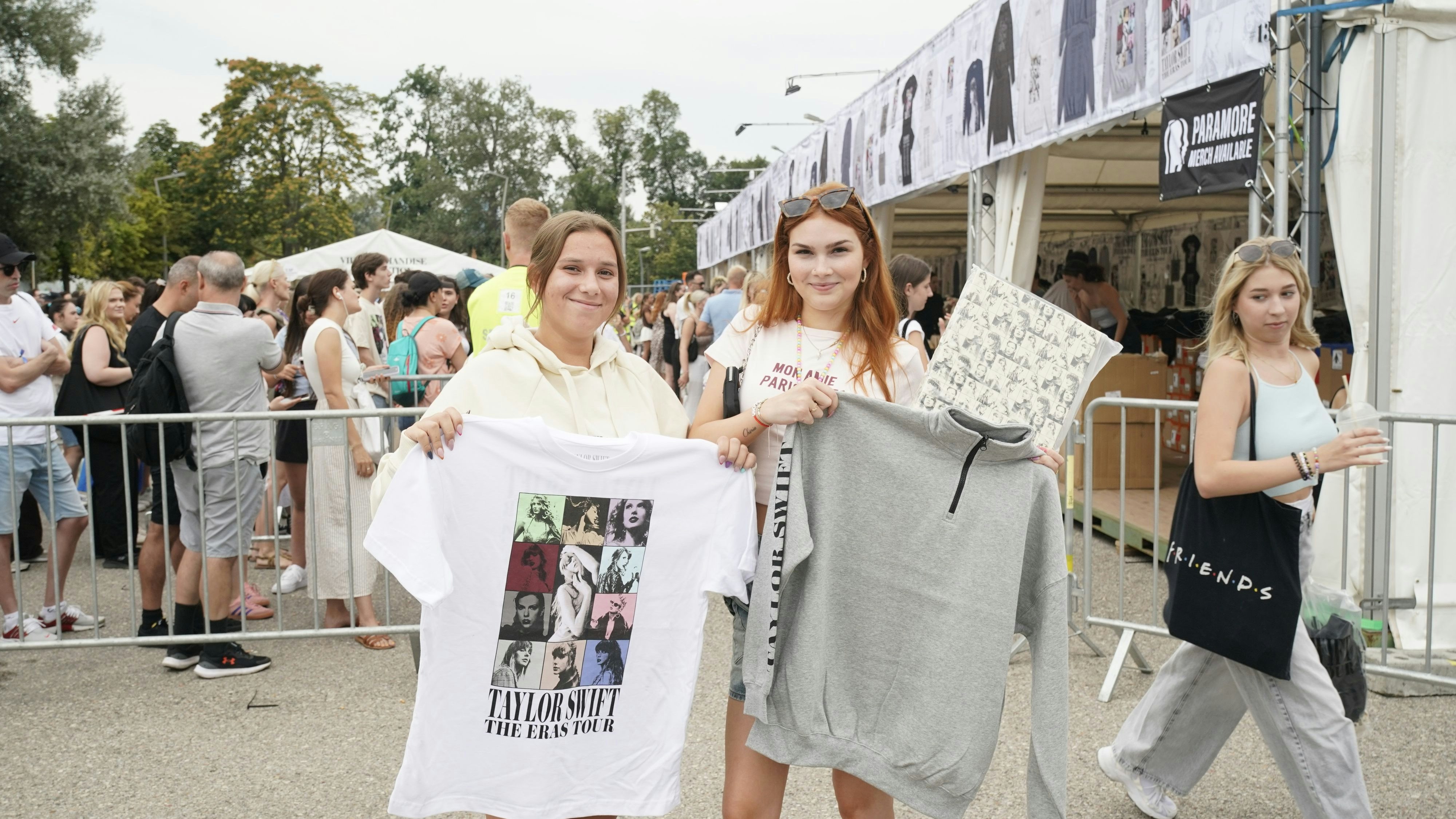 Swifties bei den Merchandising-Ständen vor dem Happel Stadion am Mittwoch Vormittag. Nur wenige Stunden später wurden die drei Konzerte der Sängerin abgesagt