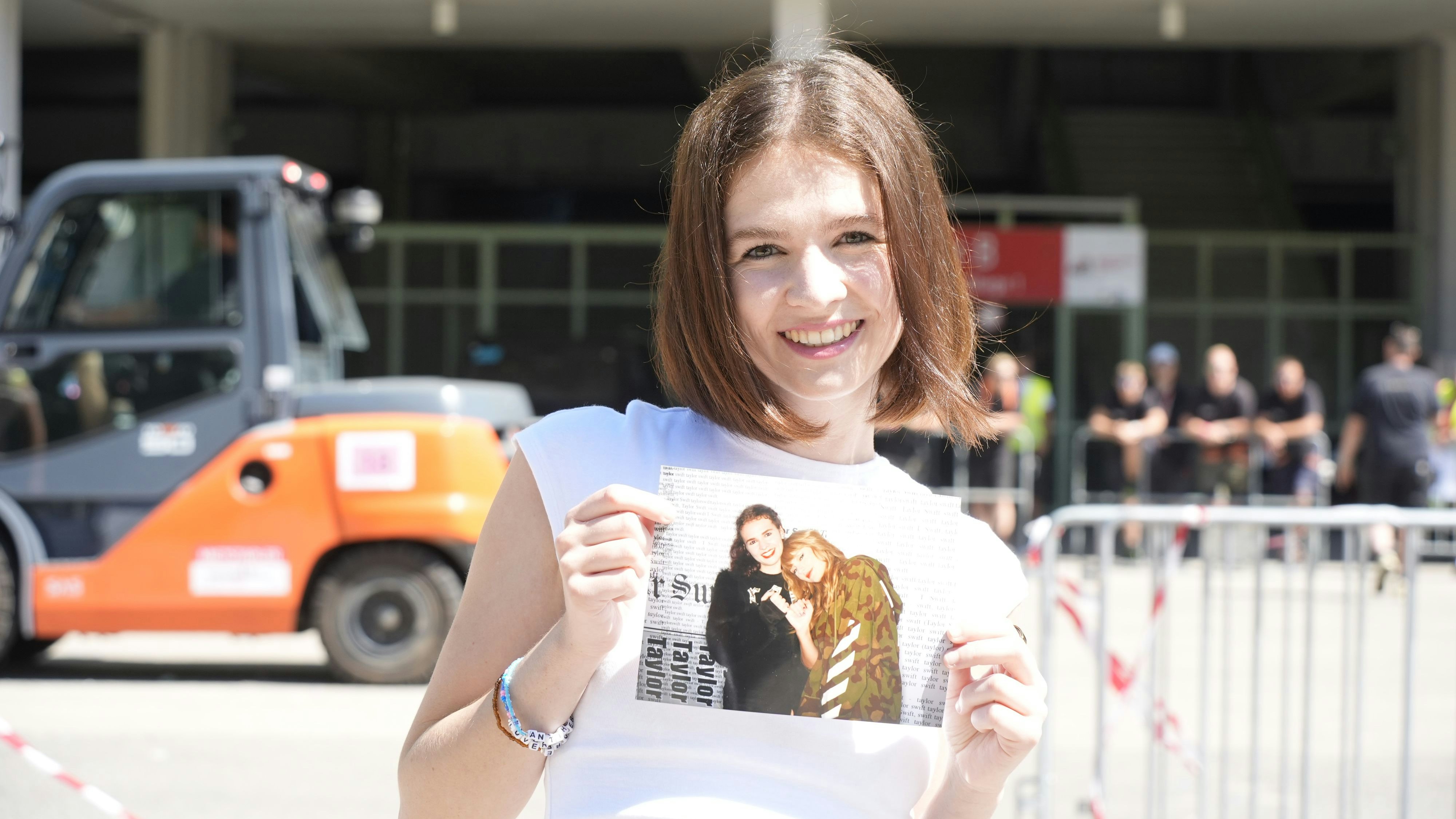 Olivia Fuchs mit dem Foto, das bei ihrem Meet and Greet 2018 in Dublin entstanden ist