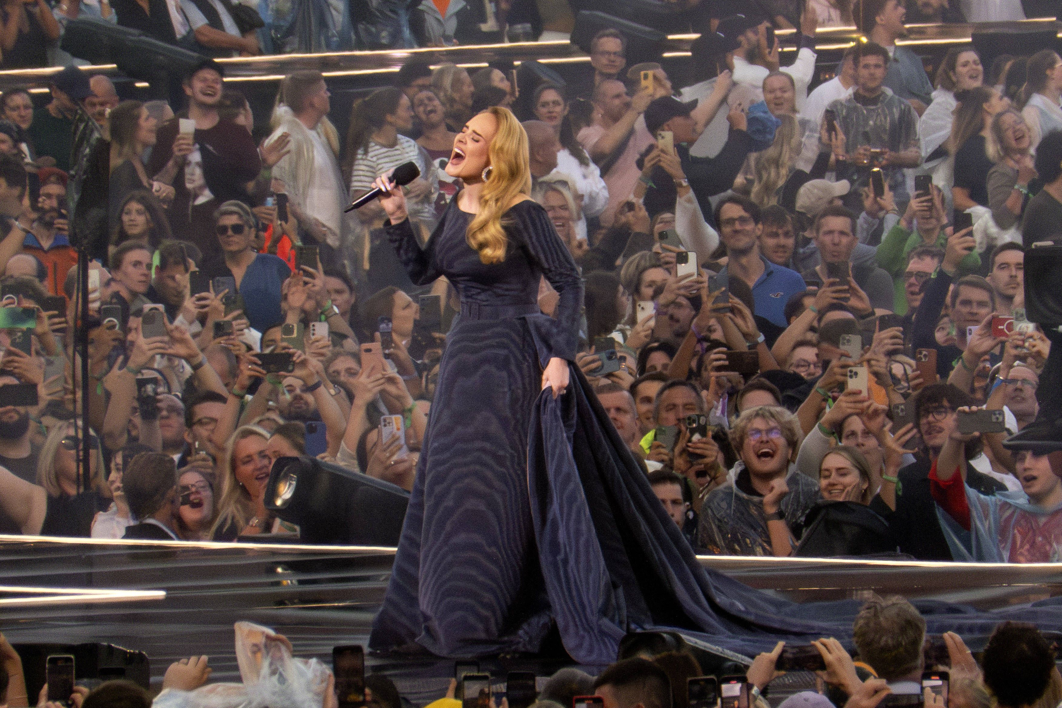 Adele hat nicht alle Fans in ihren Bann ziehen können - Ticketpreise und eingeschränkte Sicht sorgen für Ärger.