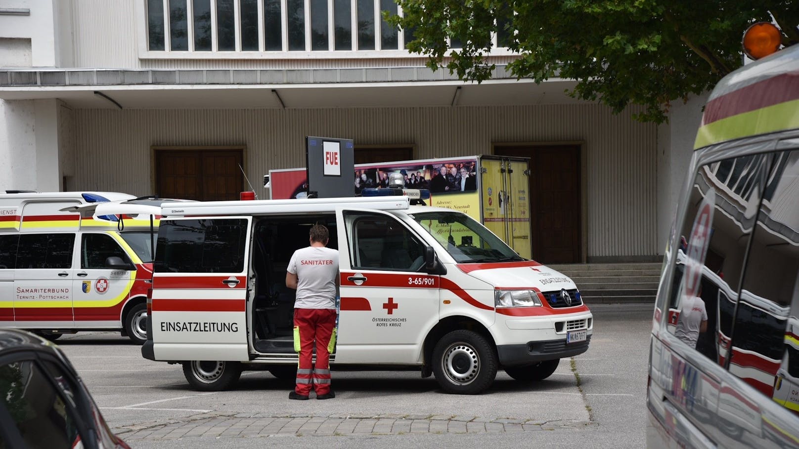 ...sind Dutzende Spezialisten im Einsatz. Tatort-Ermittler, Cobra und <a data-li-document-ref="120052168" href="https://www.heute.at/s/festnahme-vor-evakuierung-polizei-razzia-in-haeusern-120052168">Sprengstoff</a>-Entschärfer sichern Spuren.