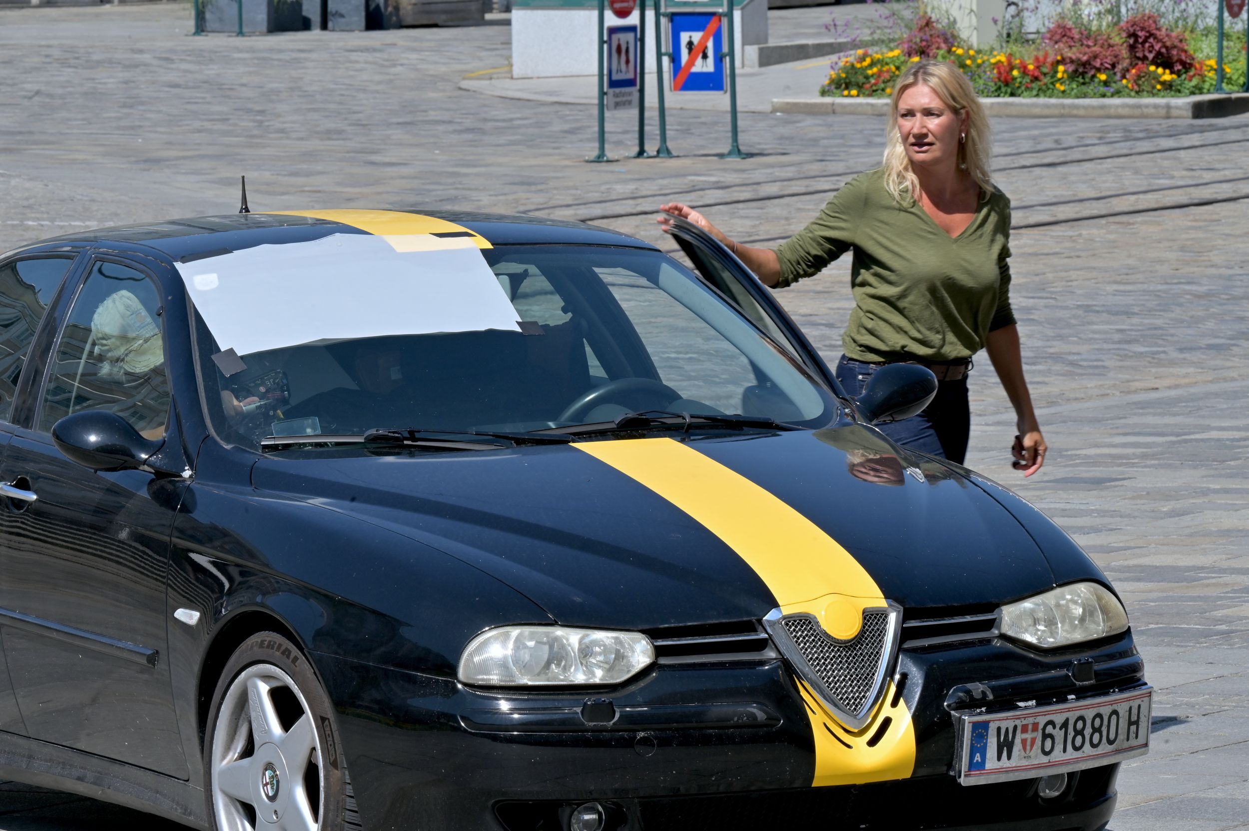 Schauspielerin und Kabarettistin Angelika Niedetzky parkte ihr schnittiges Auto direkt vor dem Alten Rathaus.