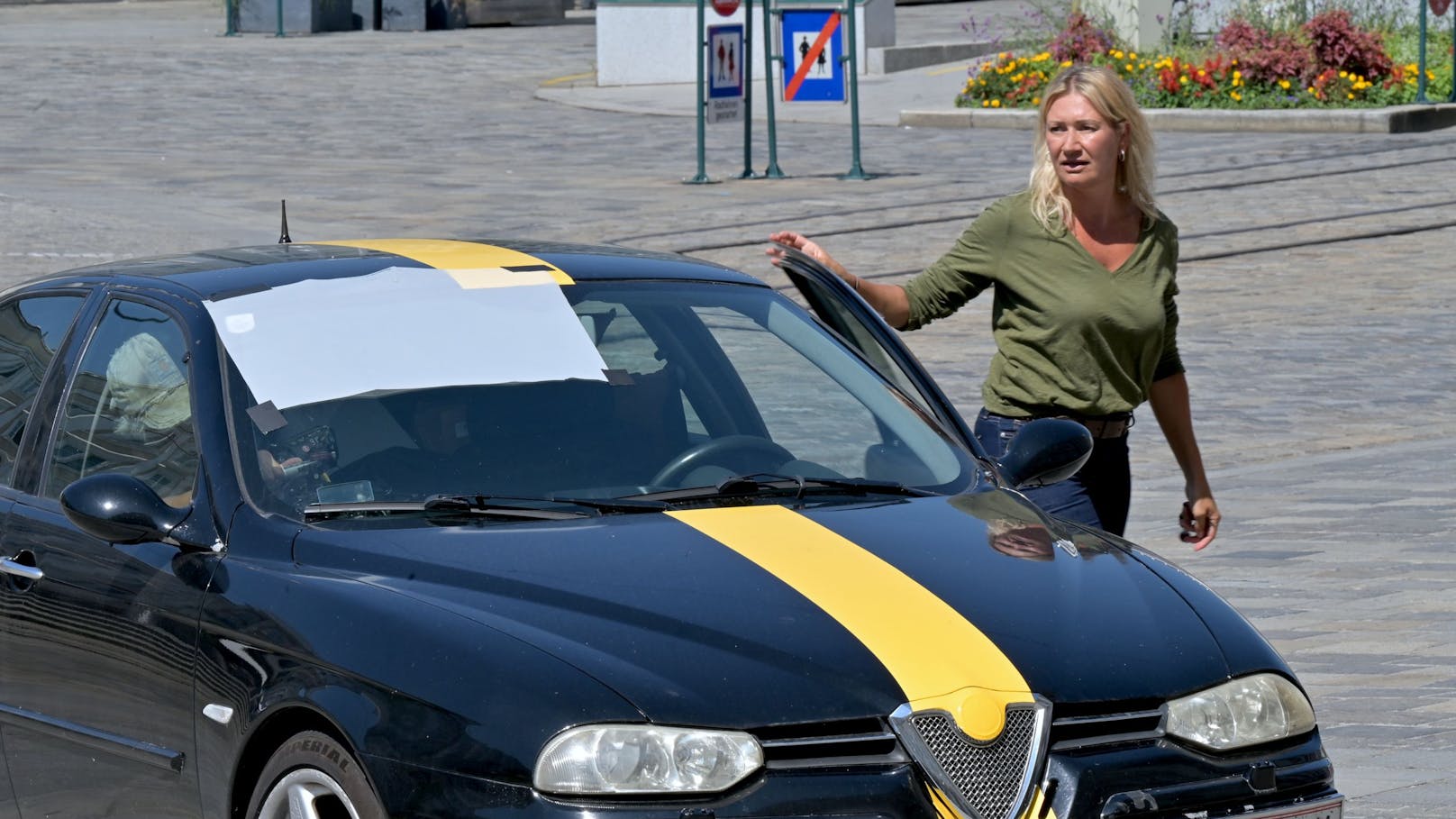 TV-Star steht mit Auto mitten auf Radweg im Zentrum