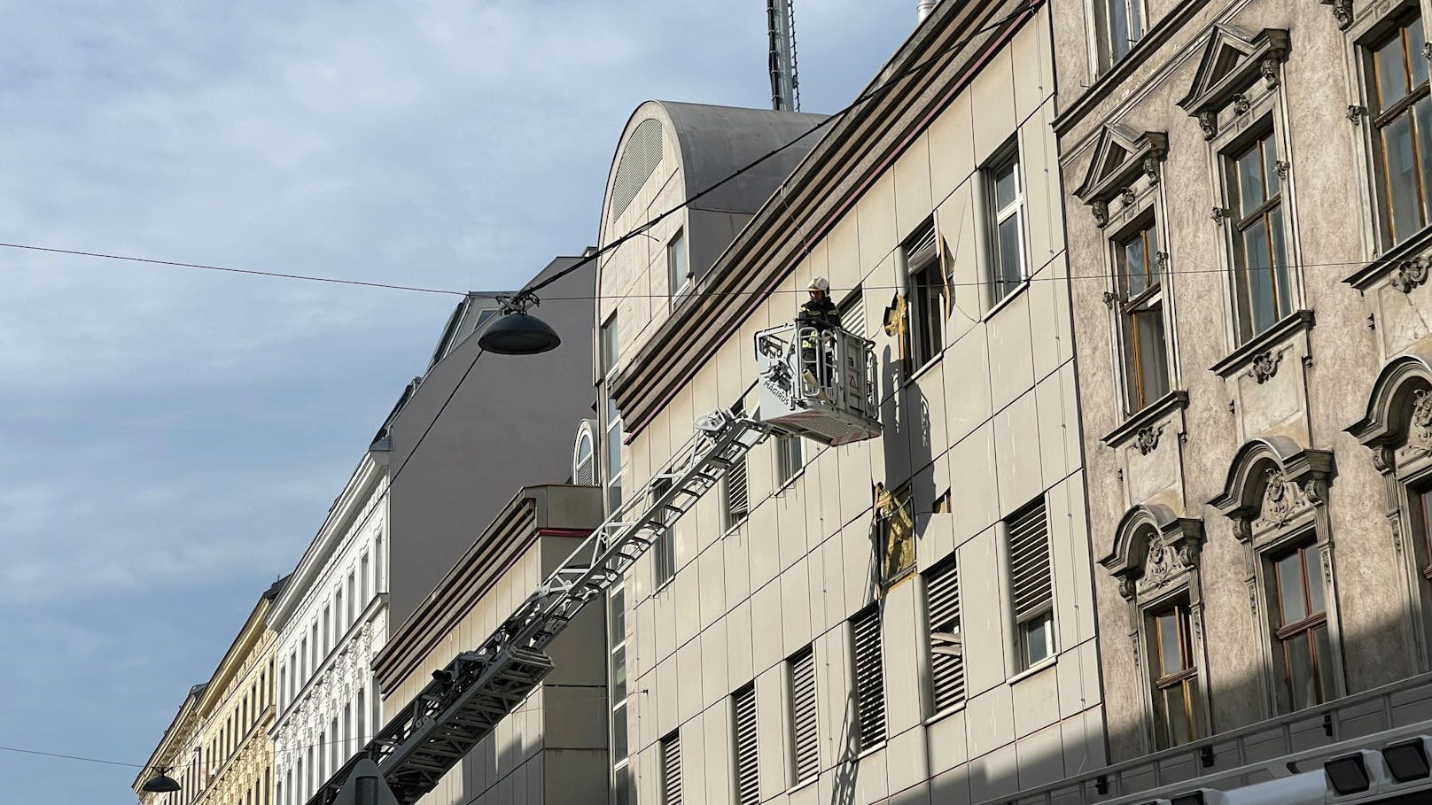 In Ottakring kam es am Dienstagabend zu einem Großeinsatz der Polizei. Ein Mann verschanzte sich in einer Wohnung. Als die Cobra die Wohnung stürmte, kam es zu einer Explosion – auch Schüsse sollen gefallen sein. Der Mann wurde dabei tödlich verletzt. Die Identität des Mannes ist bisher noch nicht geklärt. Auch am Tag nach dem Einsatz laufen die Ermittlungen der Polizei auf Hochtouren.