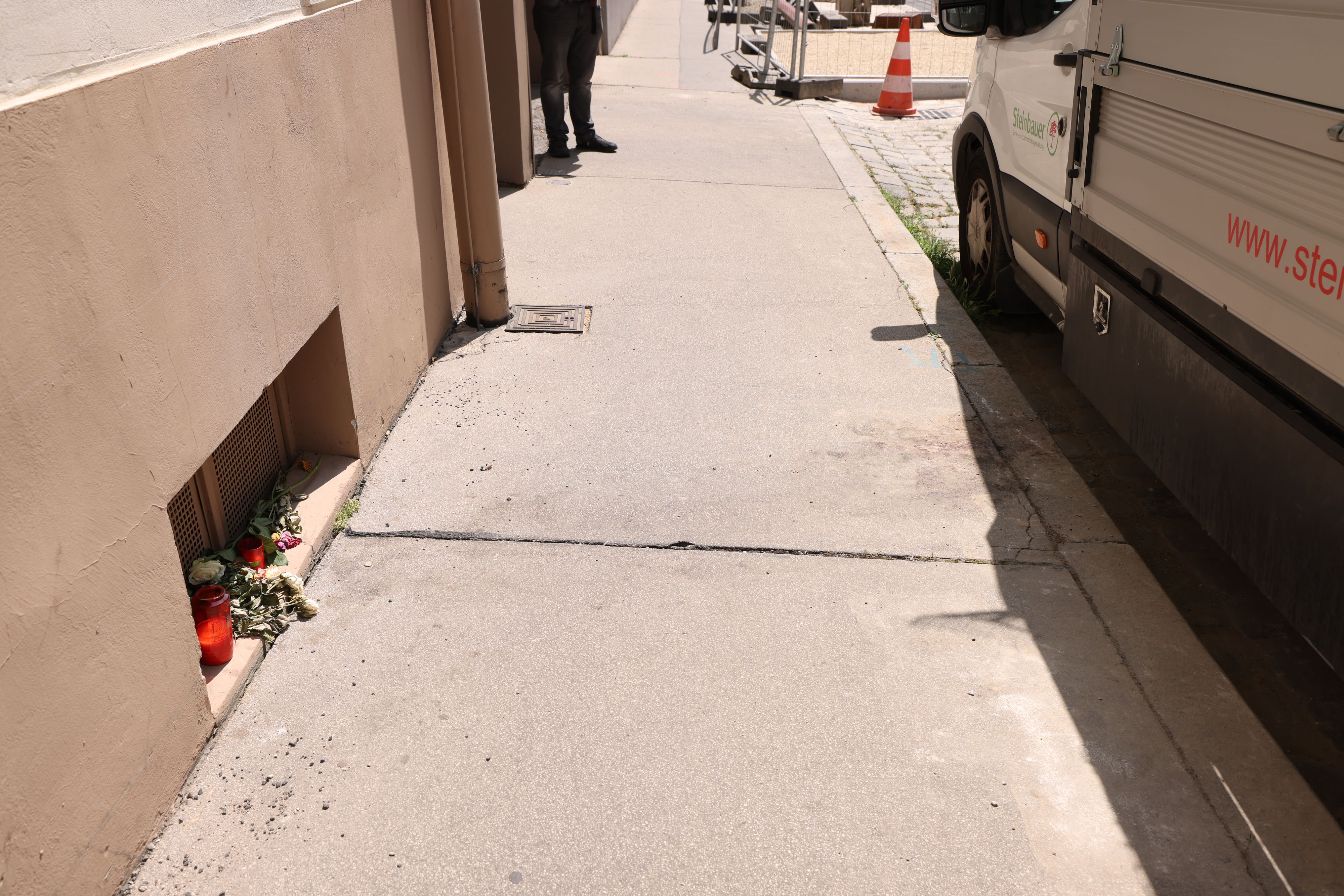 Hier wurde der erste Tote gefunden – er war aus dem vierten Stock auf die Straße gestürzt. Offenbar nicht von alleine.