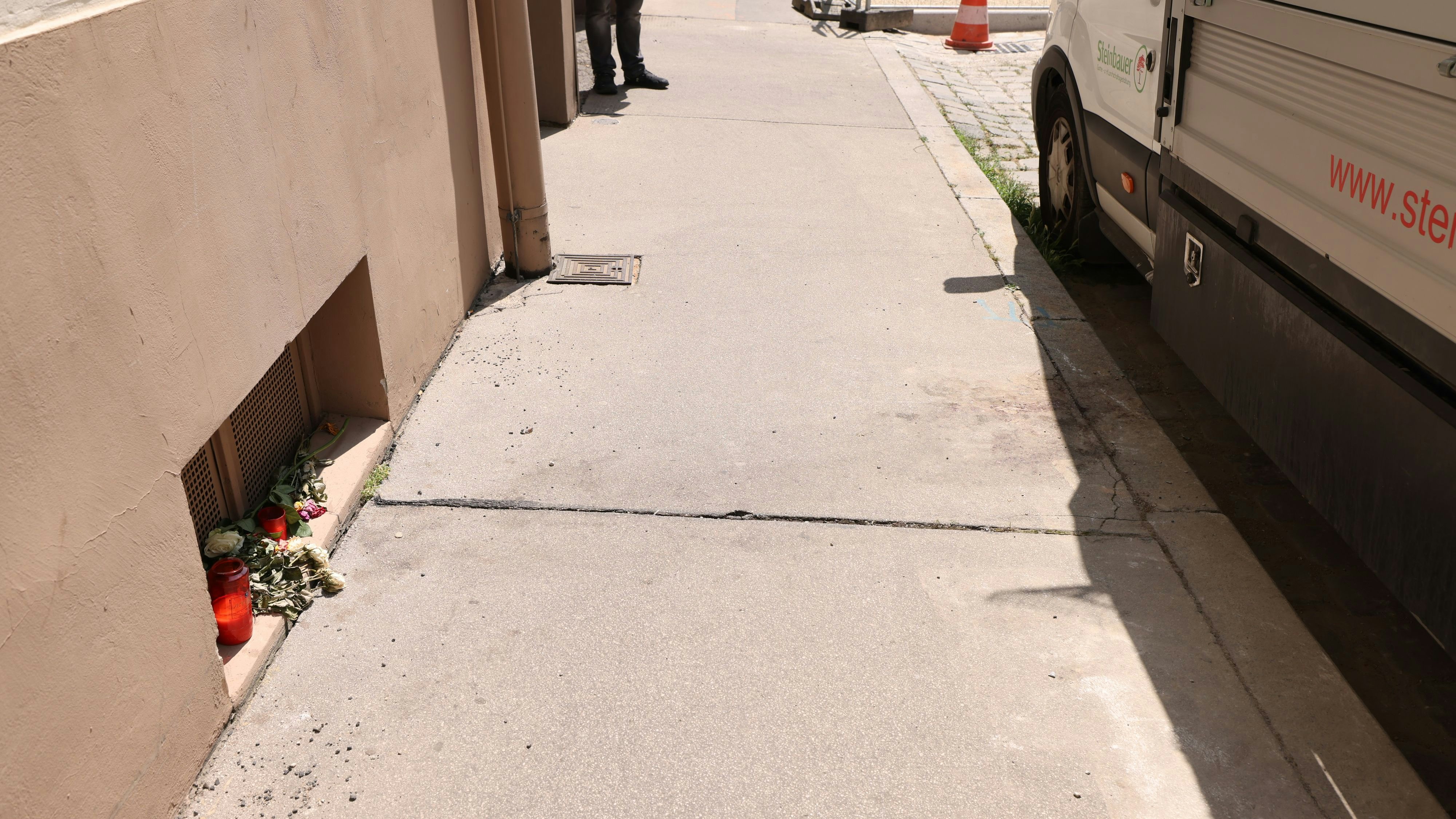 Hier wurde der erste Tote gefunden – er war aus dem vierten Stock auf die Straße gestürzt. Offenbar nicht von alleine.