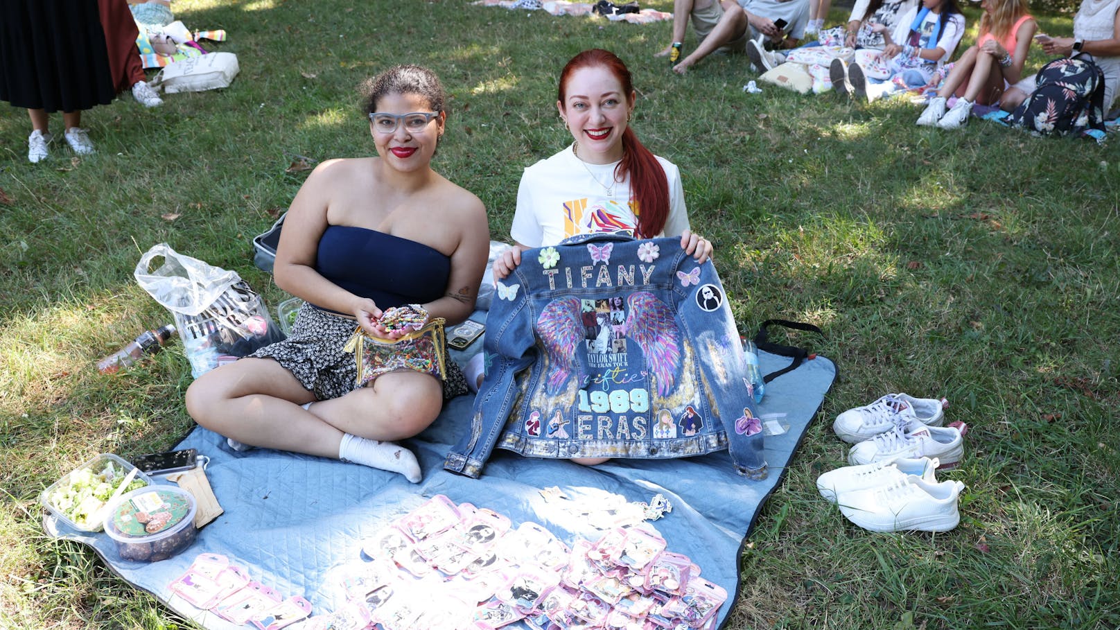 Arline (L) und Tifany (R) kamen aus Costa Rica. "Swifties sind wie Familie", sagte Tifany.