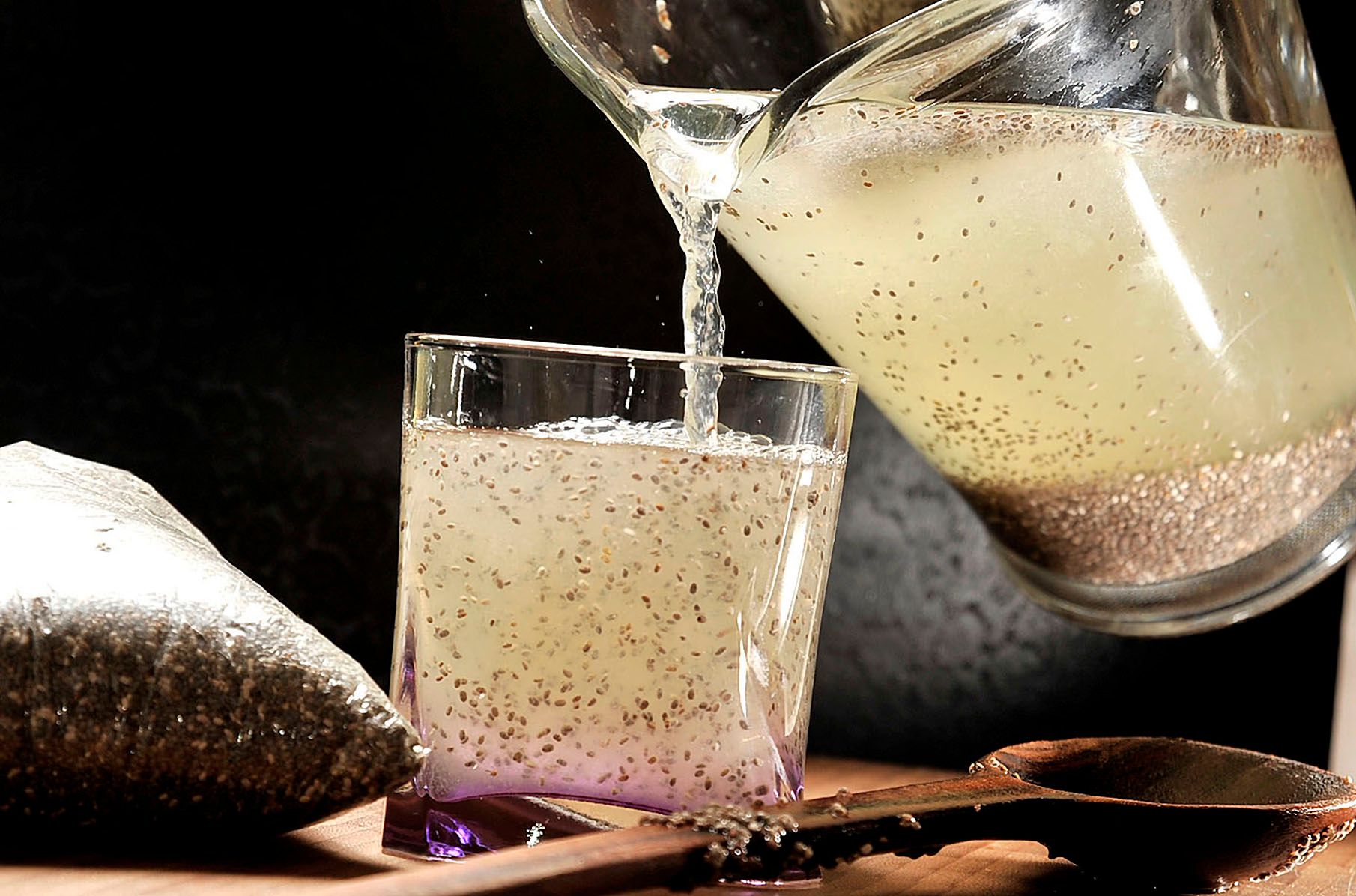 Schmecken soll es nicht, aber einige Tiktoker schwören auf Chia-Wasser.