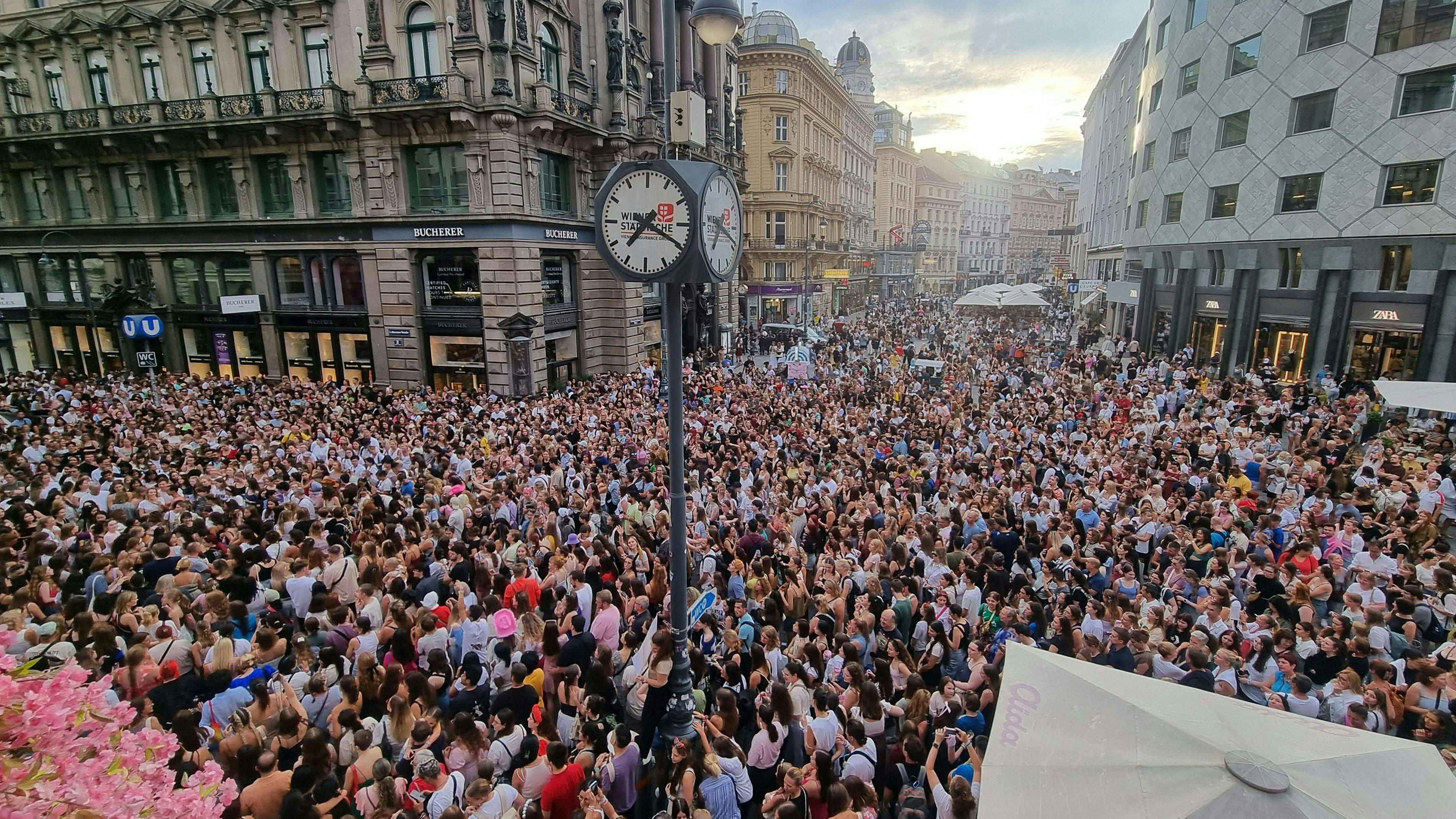 Tausende Swifties machten die Wiener Innenstadt am Tag nach der Konzert-Absage zu einer einzigen Party-Zone