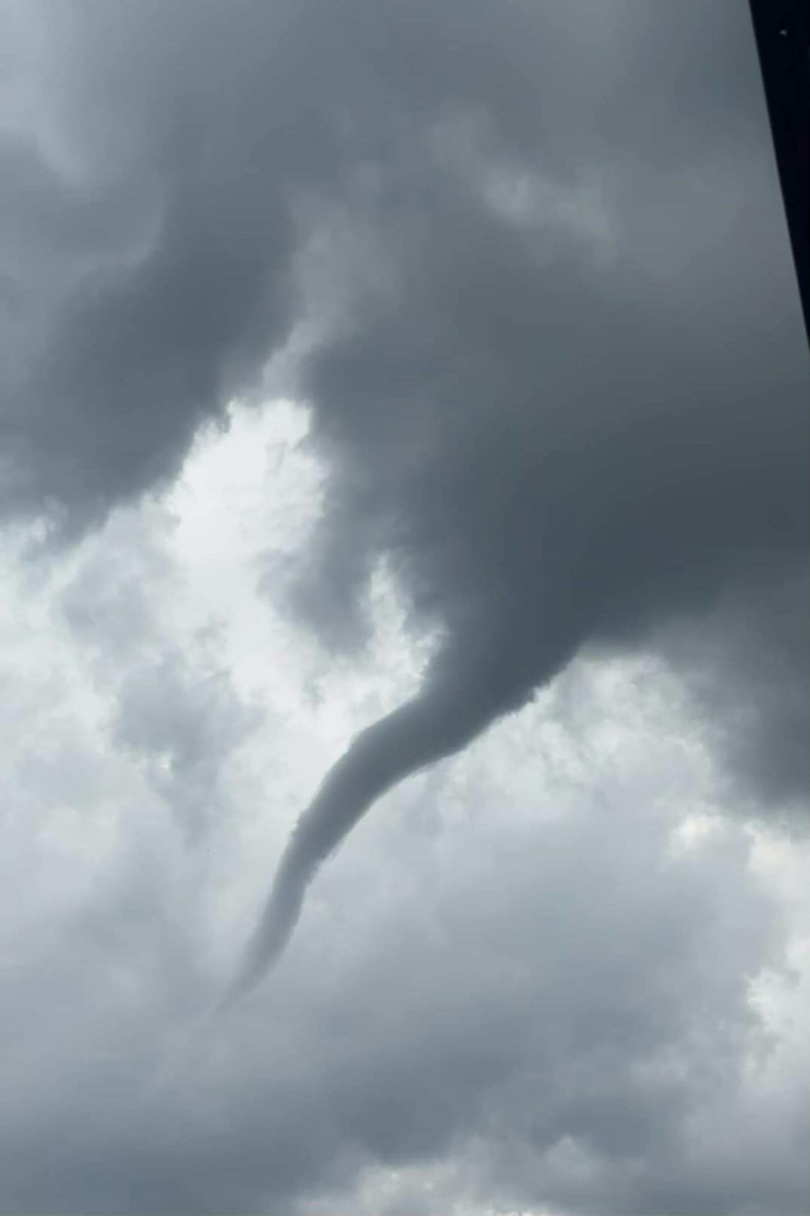 Unwetter-Alarm in Niederösterreich. Bei Krems an der Donau machten "Heute"-Leser spektakuläre Fotos.