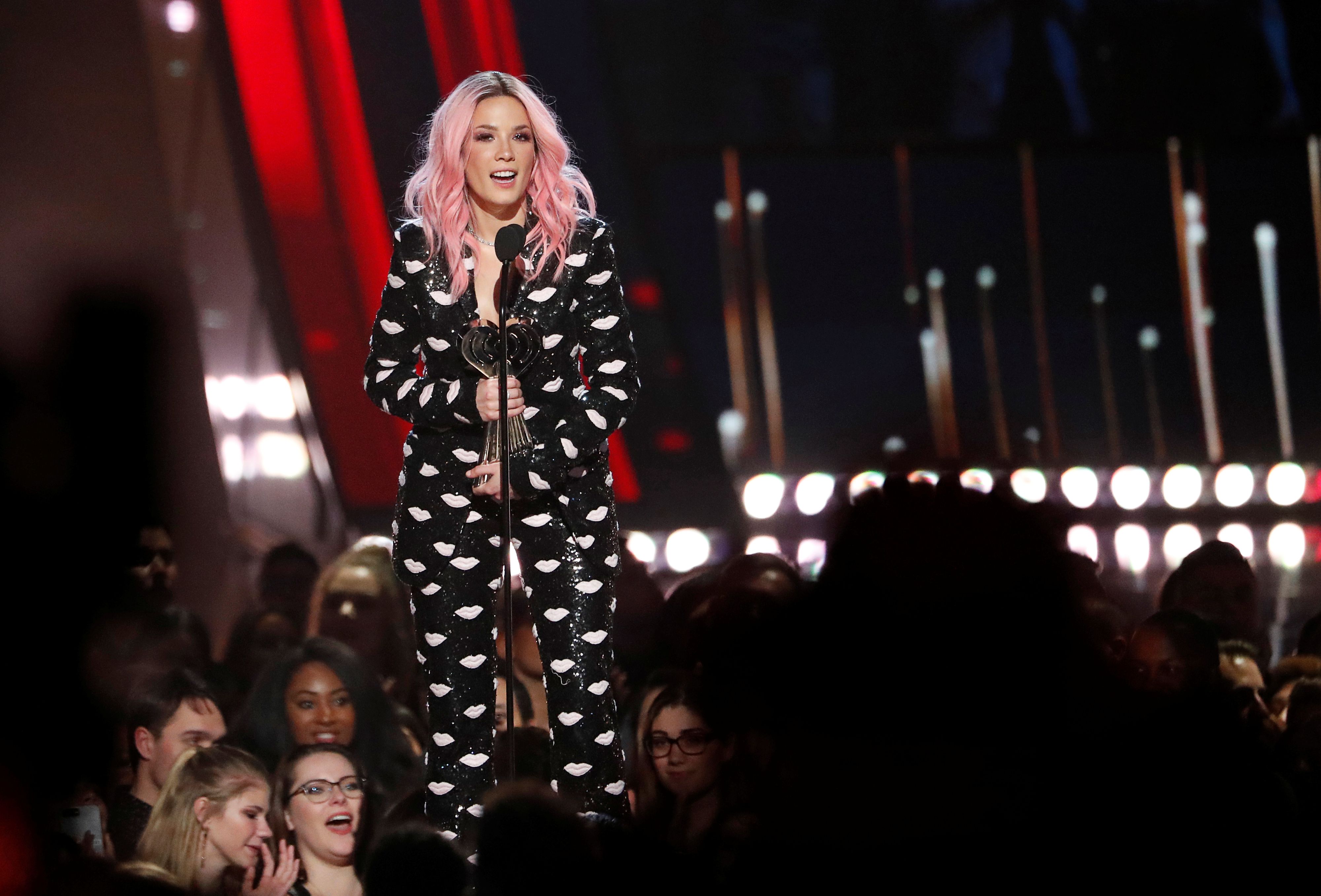 Sängerin Halsey erzählt im Podcast von der traumatischen Erfahrung, die kurz vor einem ihrer Auftritte passierte.