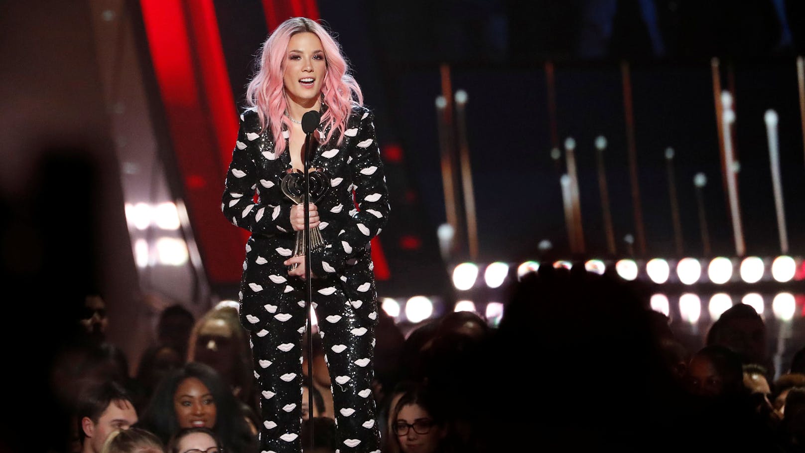 Kurz vor Auftritt – Sängerin Halsey erlitt Fehlgeburt