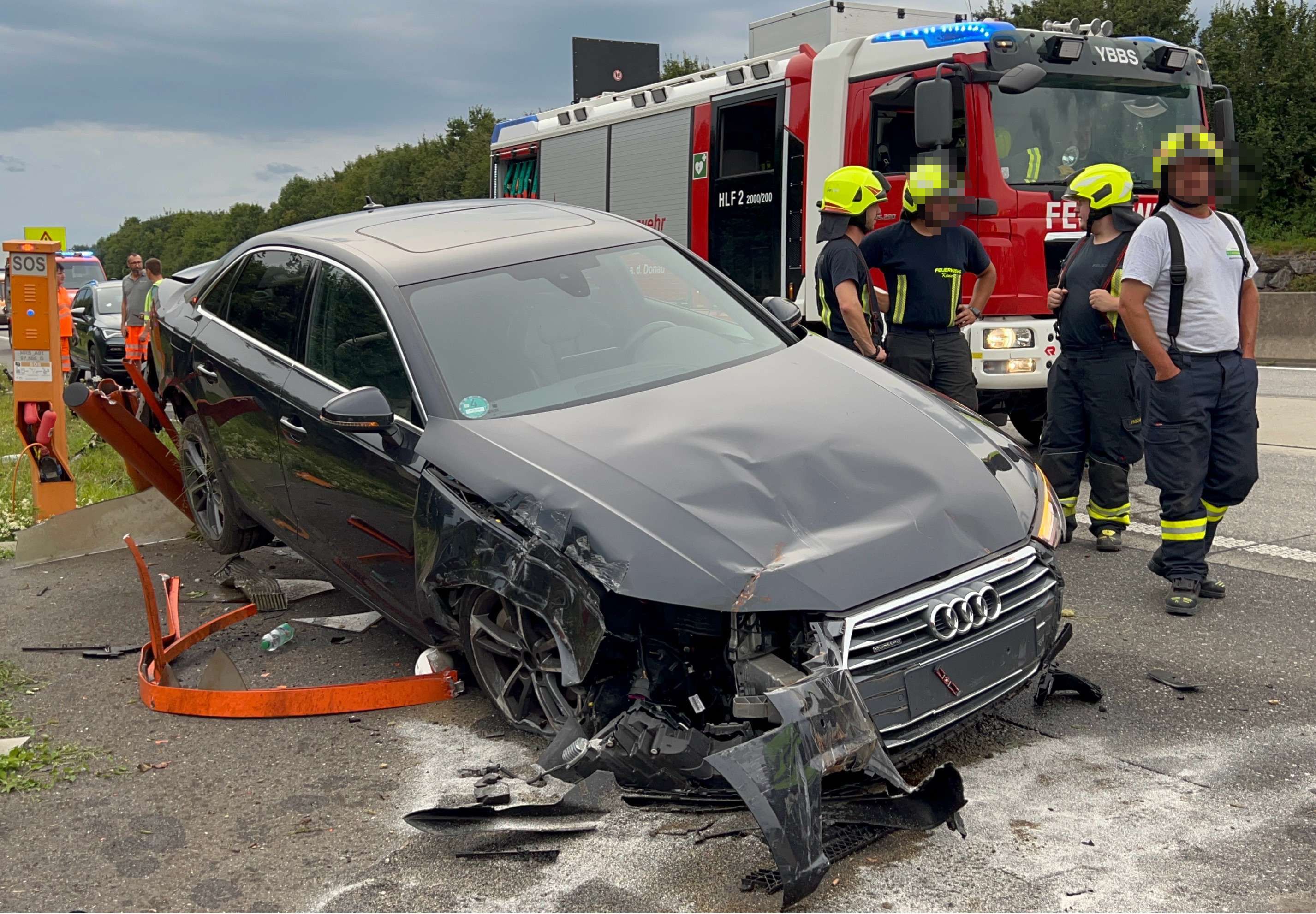 Der Audi wurde beim Crash mit der Notrufsäule komplett demoliert - eines der drei Unfallopfer ist im Spital.