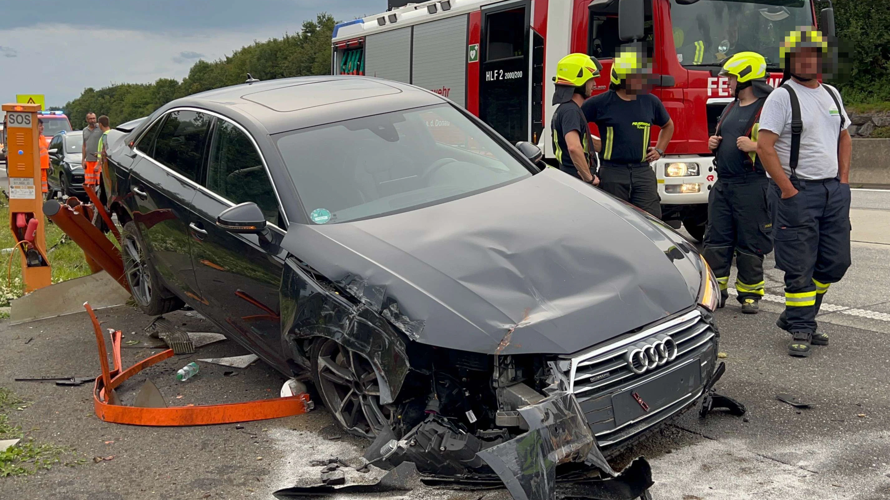Der Audi wurde beim Crash mit der Notrufsäule komplett demoliert - eines der drei Unfallopfer ist im Spital.