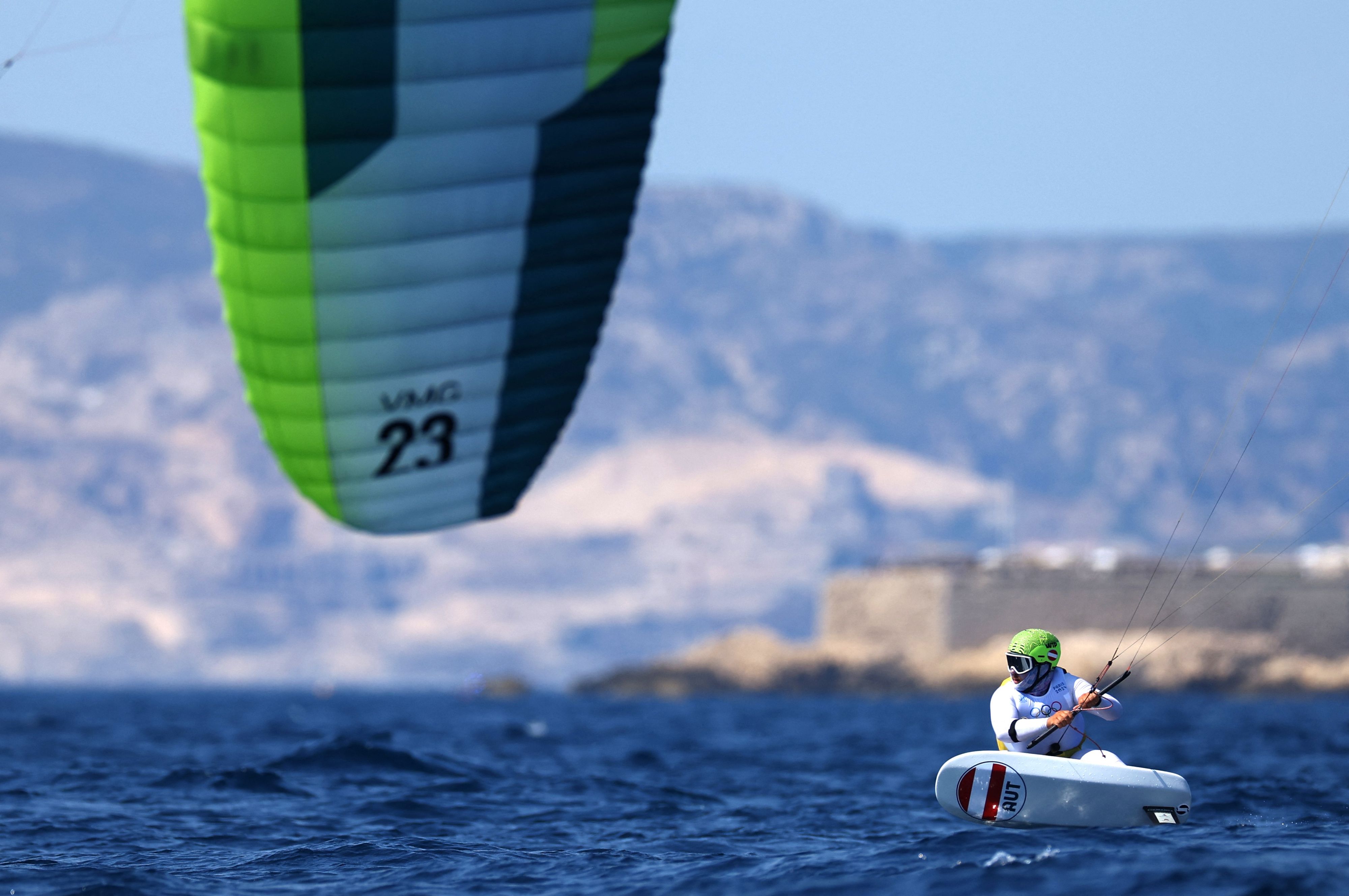 Kitesurfer Valentin Bontus. 