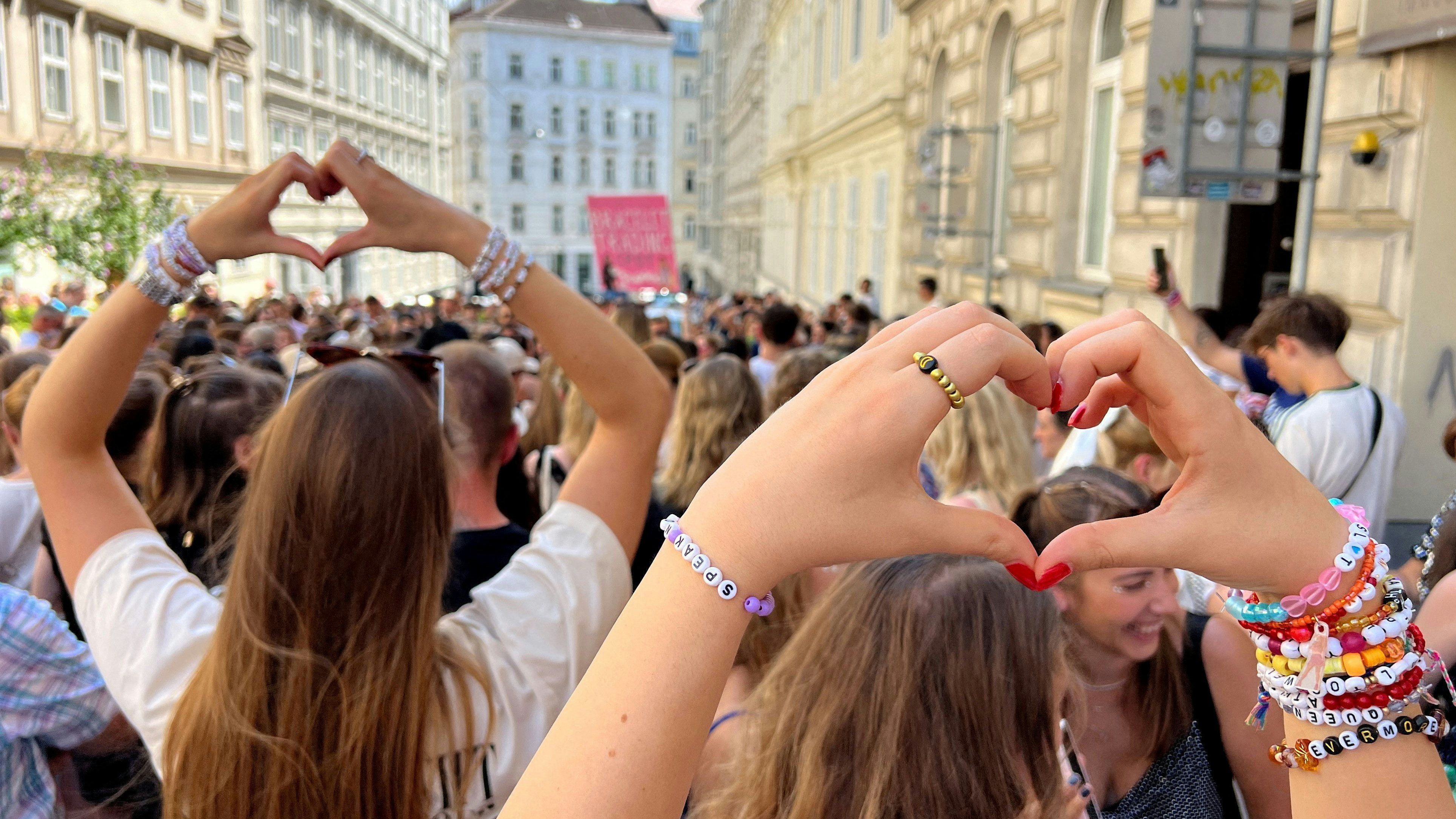 Kein Konzert, also machten das die “Swifties” in der Wiener Corneliusgasse selbst