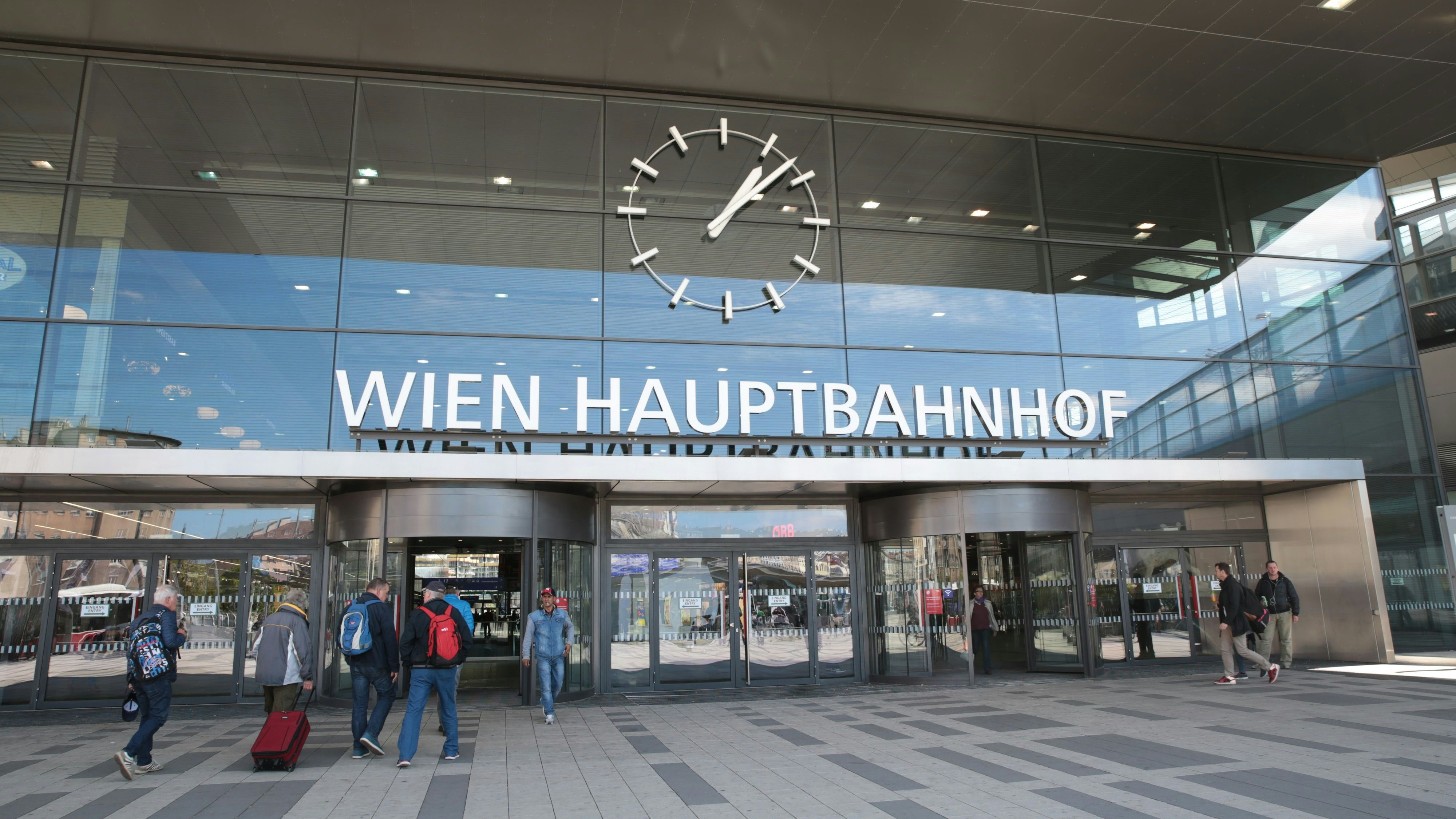 Zur Attacke kam es am Bahnhofvorplatz im 10. Bezirk.