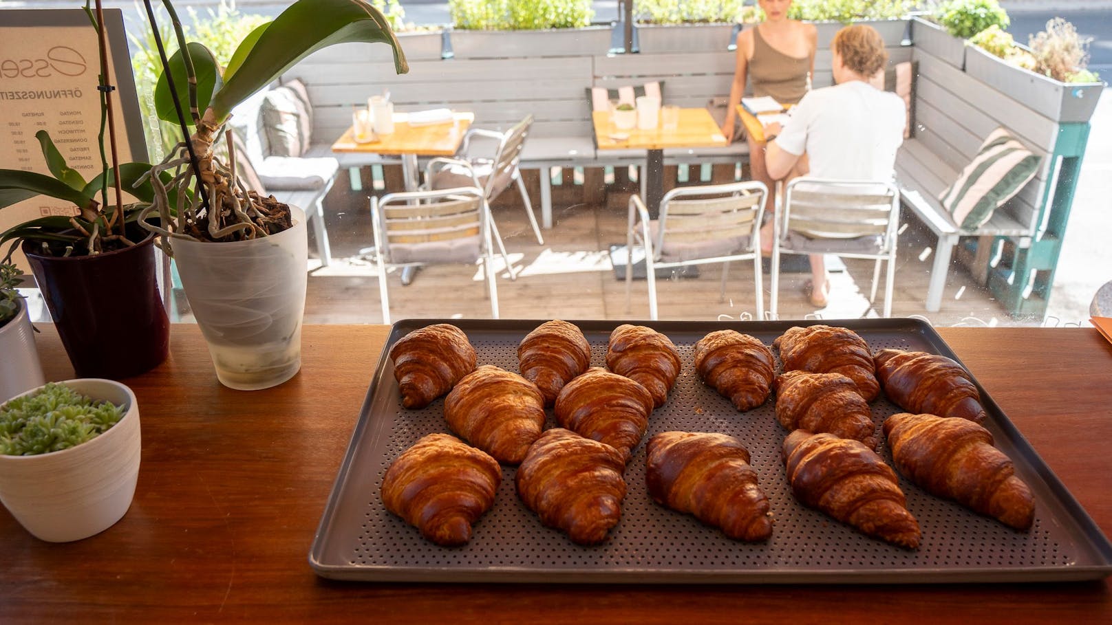 Die Croissants werden im Café gebacken - Stück 3,50 Euro